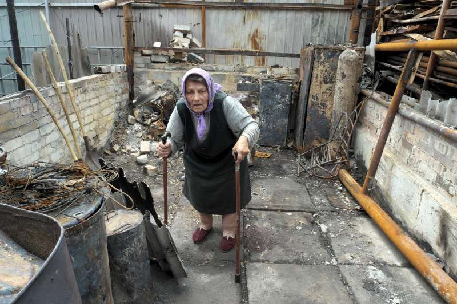 María, de 80 años, tuvo que abandonar su casa en Slaviansk por los combates y a su regreso no ha encontrado nada en pie.