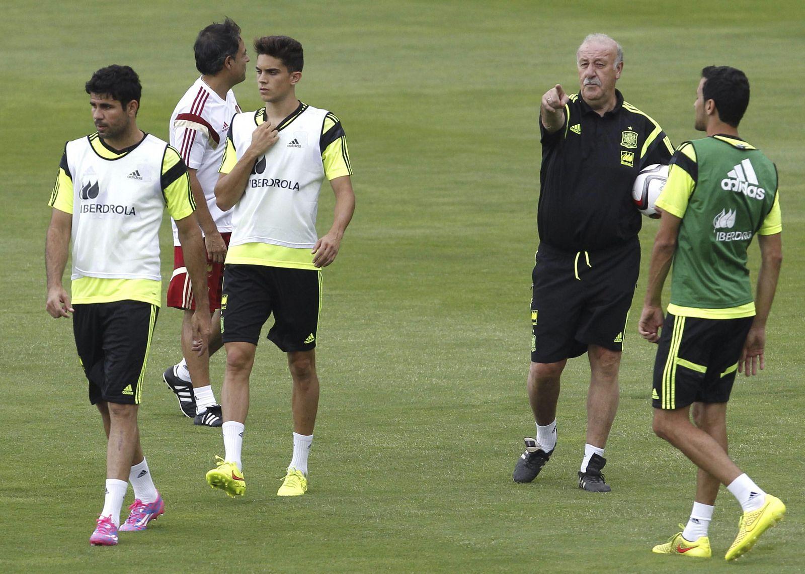 El entrenador de la selección española, Vicente del Bosque (2d), durante un entrenamiento.
