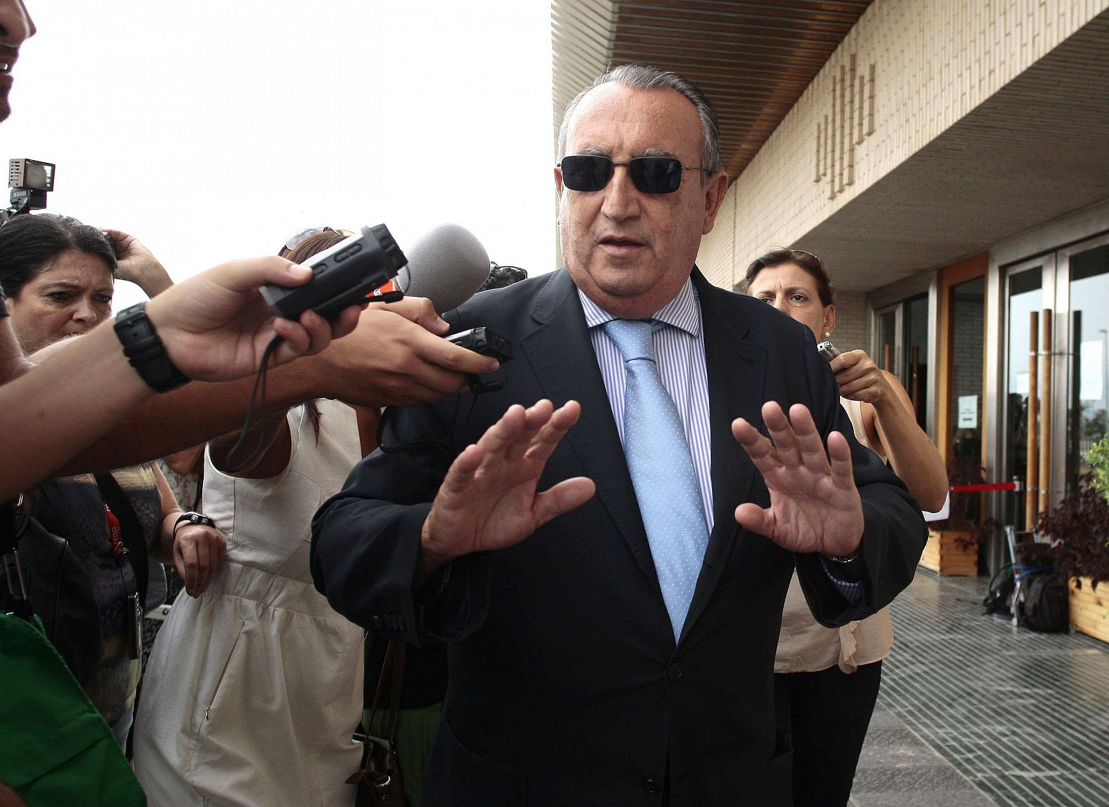 El expresidente de la Diputación de Castellón Carlos Fabra, a la salida de la Audiencia Provincial.