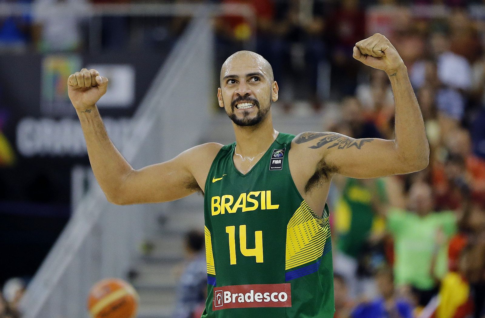 El alero de la selección de Brasil Marcus Vieira celebra el triunfo de su equipo ante Serbia