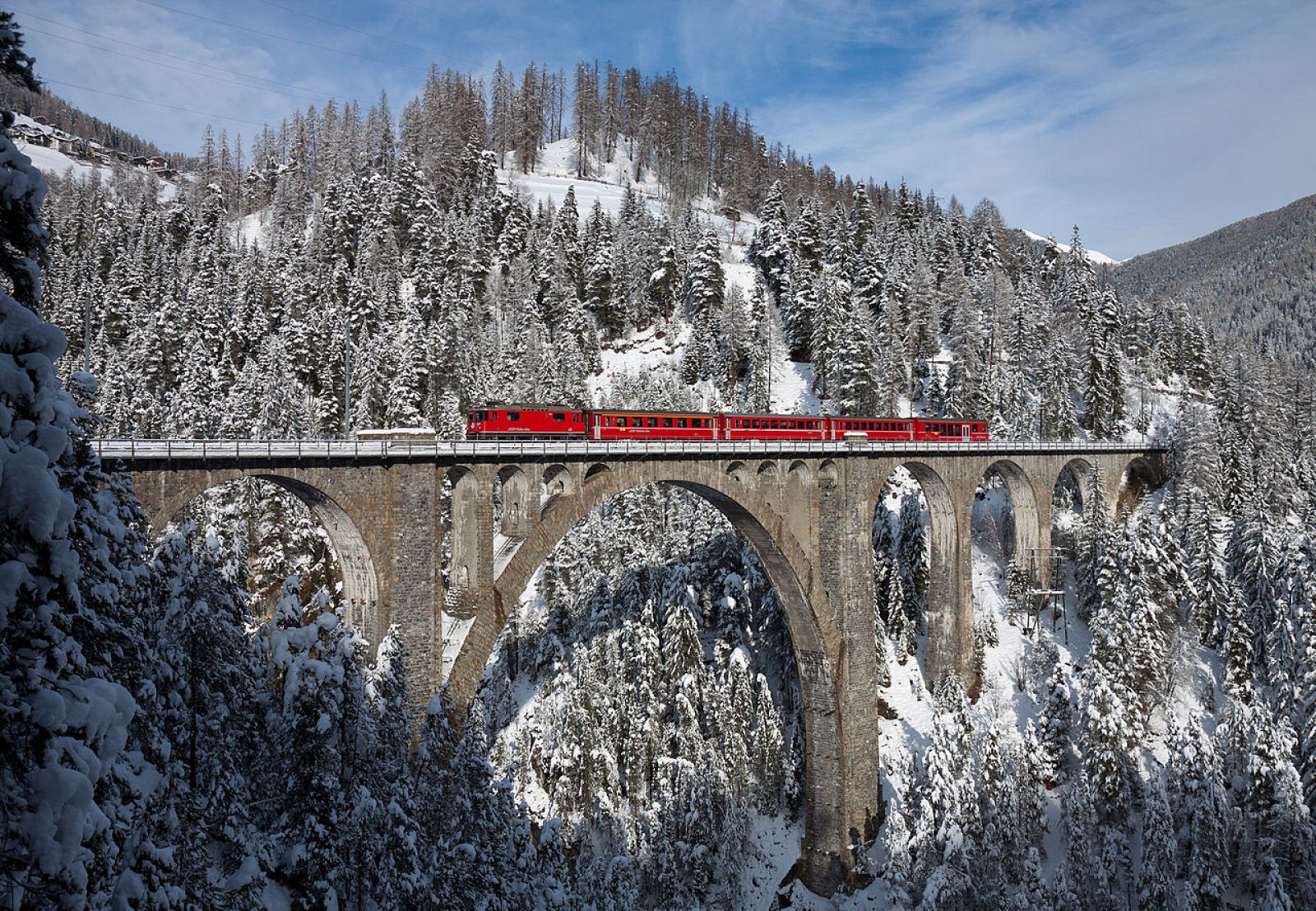 Fotografía ganadora a nivel internacional en la edición de 2013 de Wiki Loves Monuments. Viaducto de Wiesen, Suiza.