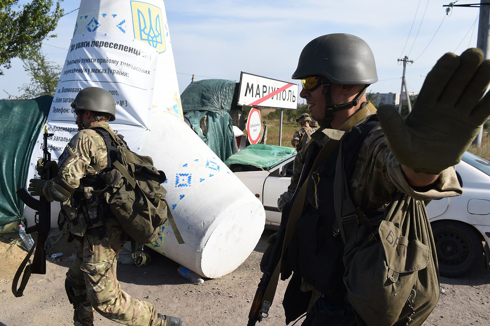 Soldados ucranianos controlan un puesto de control en Mariupol, donde los prorrusos han lanzado una ofensiva.
