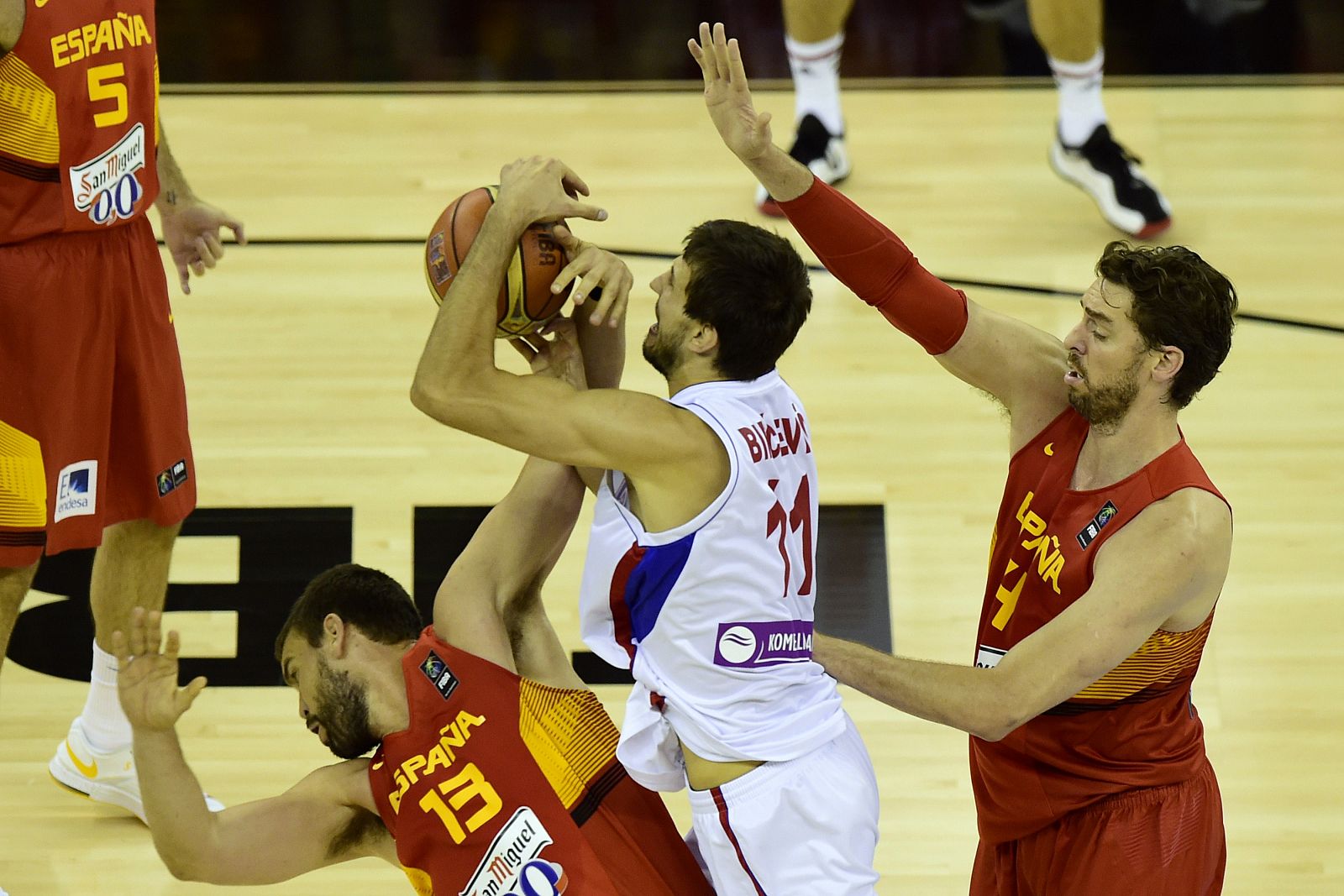 El serbio Bircevic trata de encestar entre los dos hermanos Gasol