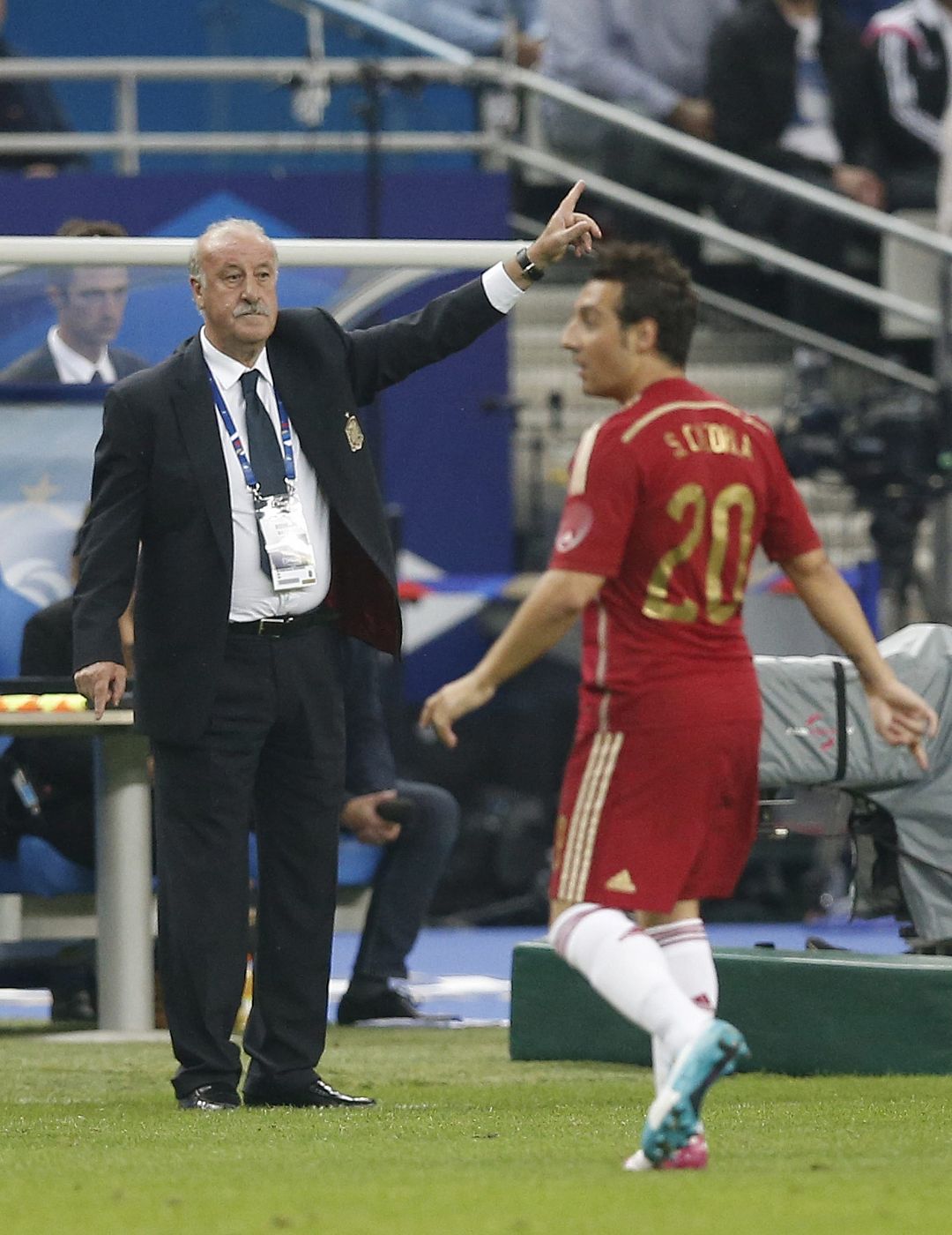 El seleccionador español Vicente Del Bosque (i) da instrucciones