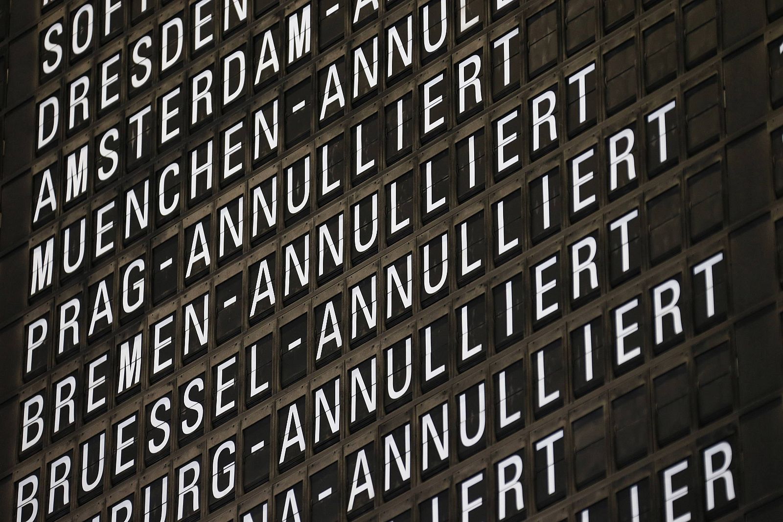 Un panel informativo del aeropuerto de Fráncfort muestra los vuelos cancelados con motivo de la huelga