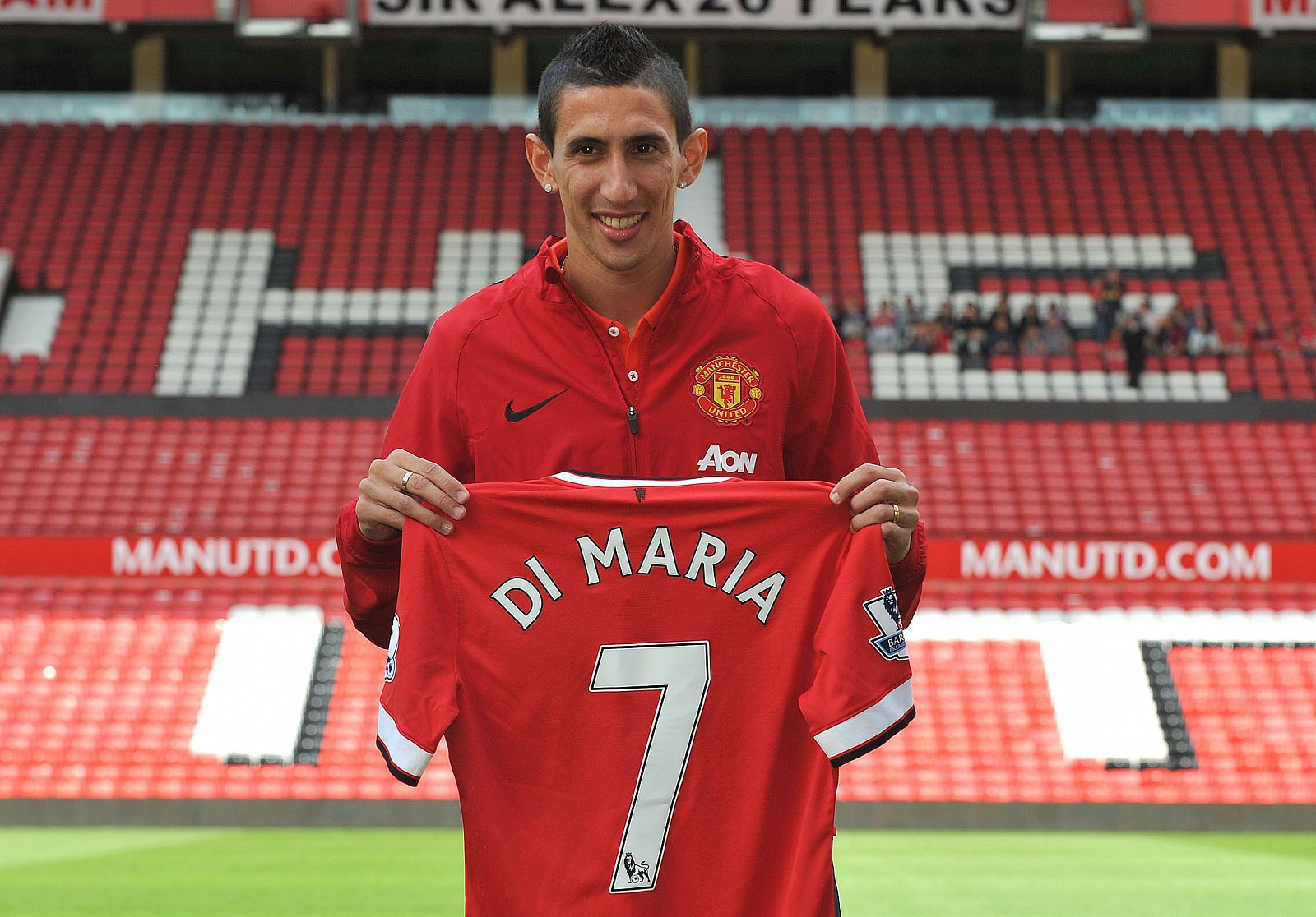 Di María posando con una camiseta del Manchester United.