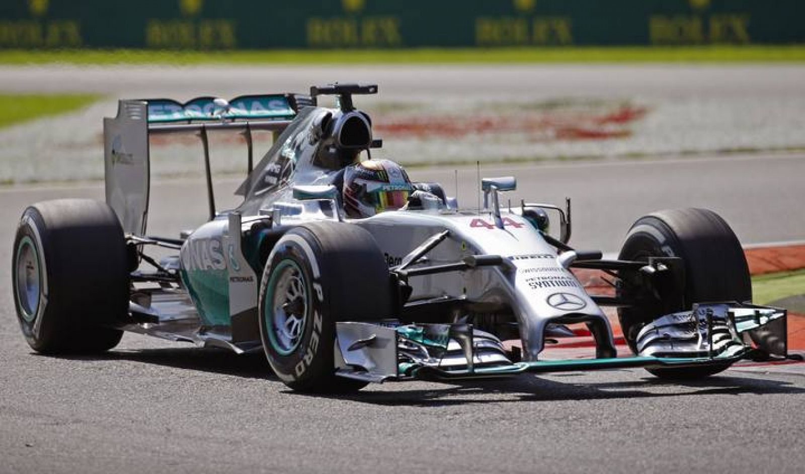 El piloto británico de Mercedes Lewis Hamilton toma una curva en el circuito italiano de Monza.