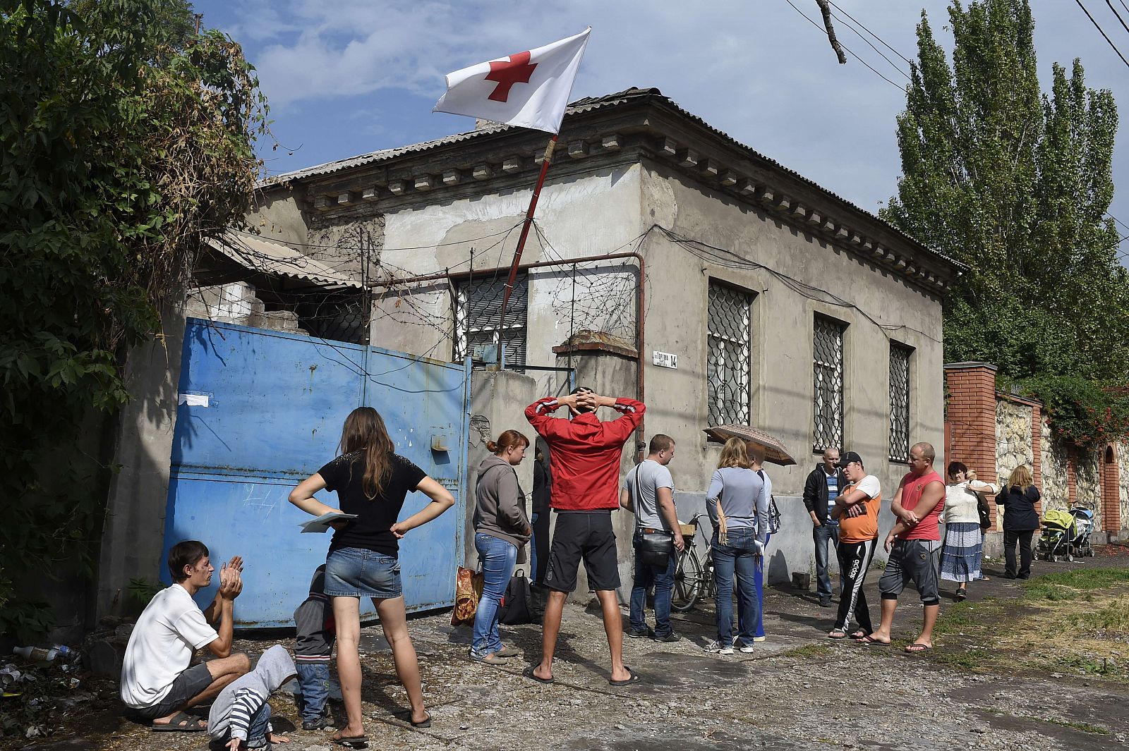Gente esperando para recibir comida ante un edificio de la Cruz Roja en Mariupol, este de Ucrania