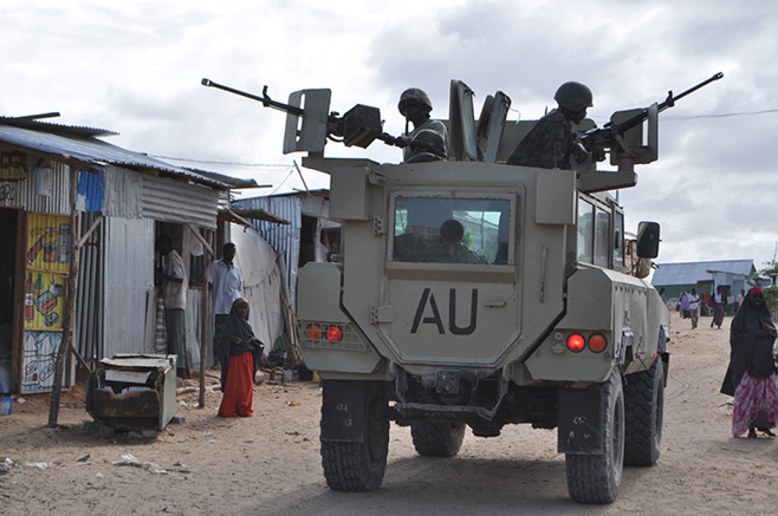 Tropas de la Unión Africana patrullan en un campamento de desplazados en Mogadiscio en junio de 2012.