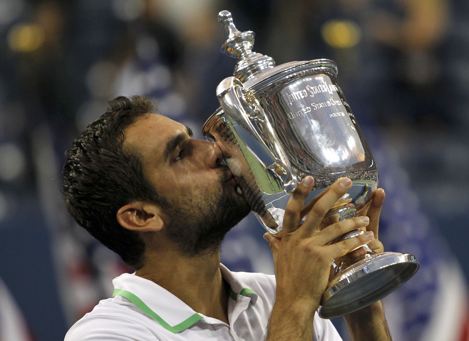 El croata Martin Cilic besa su trofeo. Se trata de su primer Grand Slam.