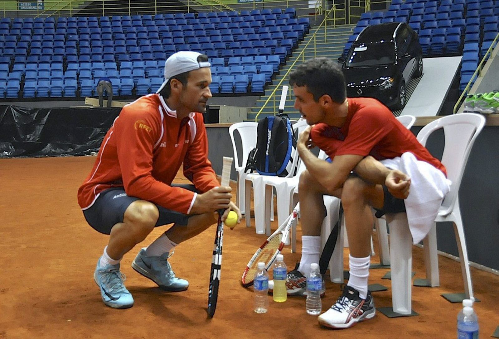 El capitán español Carlos Moyá (i) conversando con el tenista Roberto Bautista