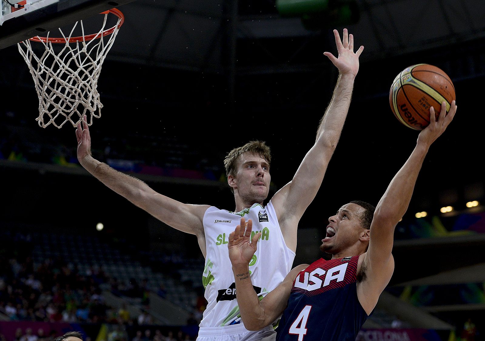 Zoran Dragic, de Eslovenia, ante Stephen Curry, de EE.UU.