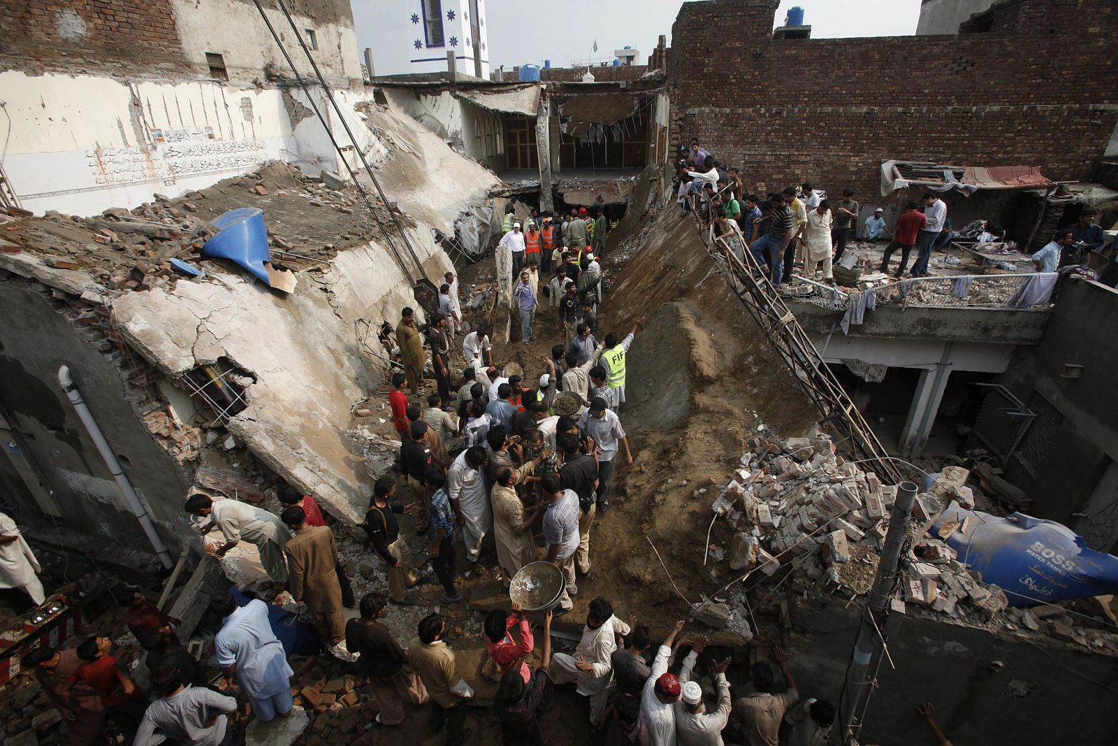 Decenas de personas buscan víctimas tras el derrumbe del tejado de una mezquita en Lahore, Pakistán.