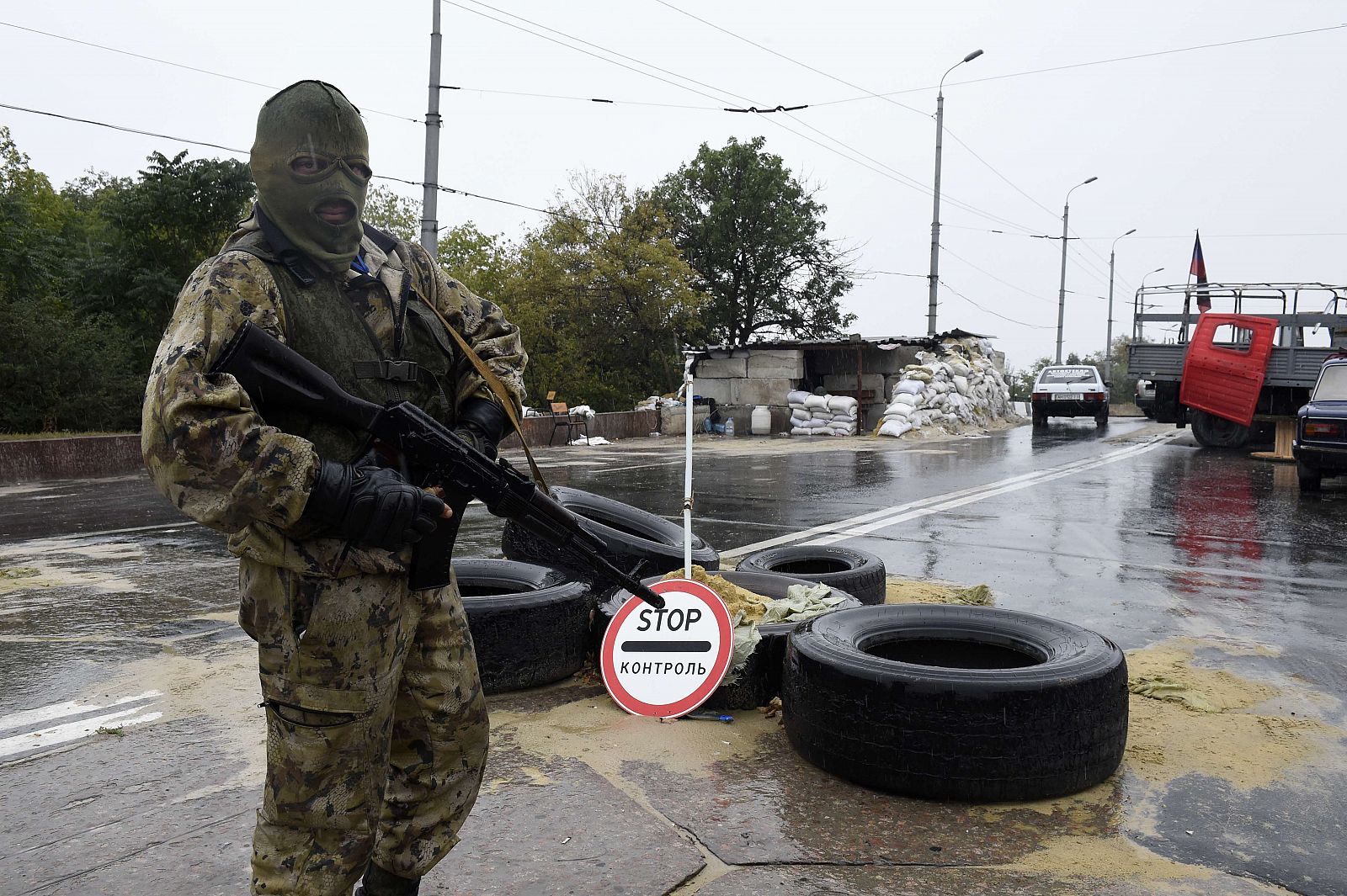 Un separatista prorruso monta guardia en una carretera cerca del aeropuerto de Donetsk, este de Ucrania