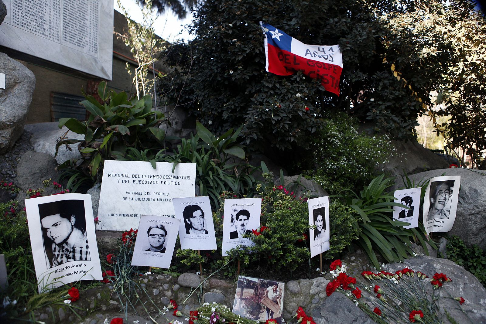 Fotografías de detenidos desaparecidos son ubicadas en el monumento a los desaparecidos en el 41º aniversario del golpe militar de 1973 en Chile.