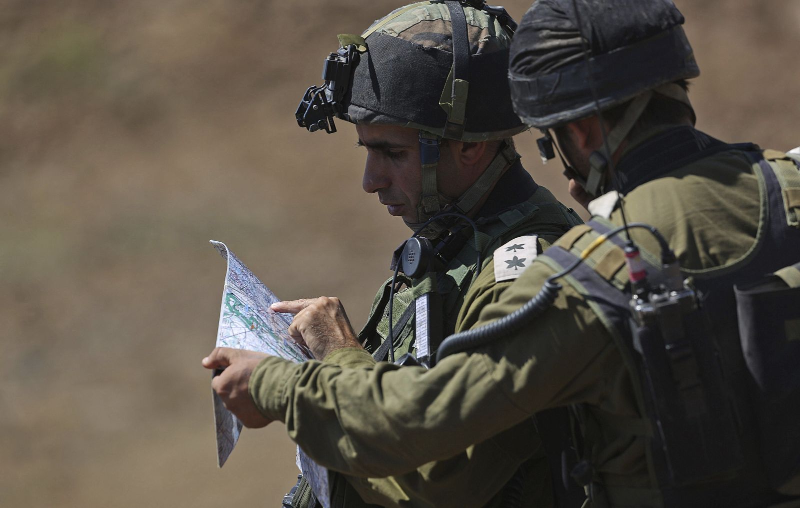 Dos soldados israelíes observan un mapa durante una operación militar