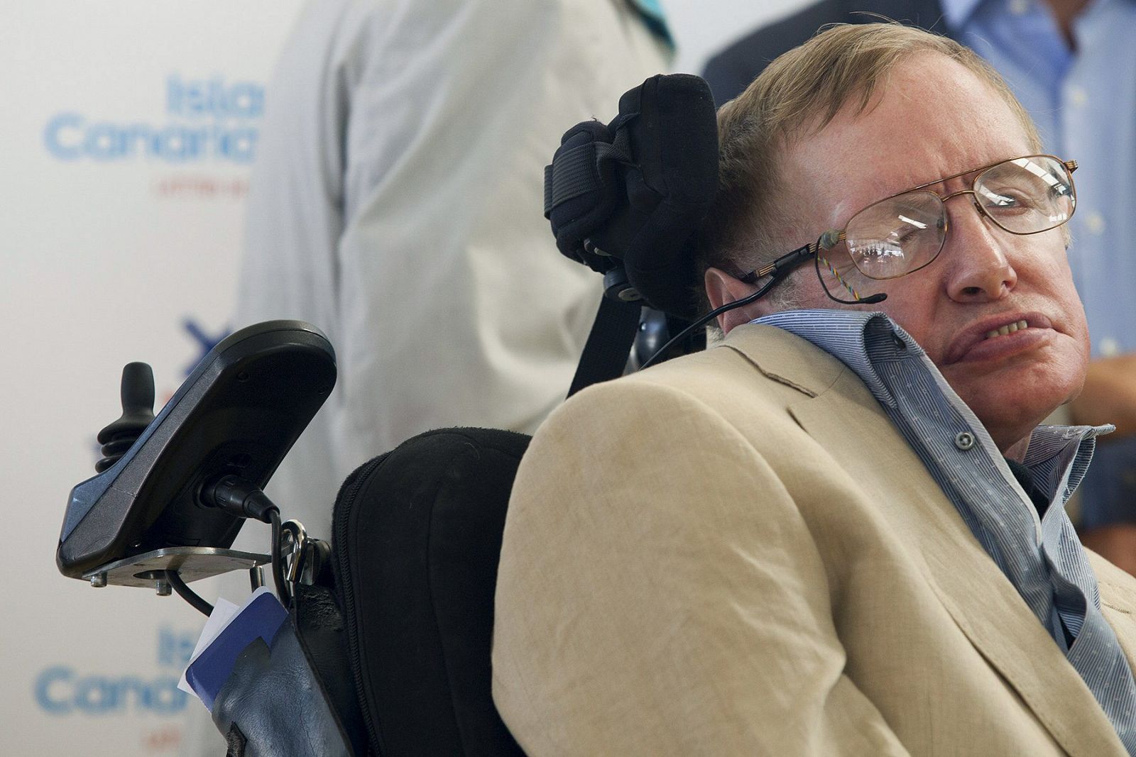 El científico británico, Stephen Hawking durante el encuentro que mantuvo esta mañana con autoridades y medios de comunicación en el puerto de Santa Cruz de Tenerife.