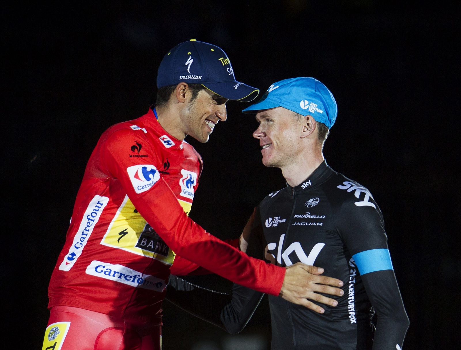 Chris Froome felicita a Contador en el podio final de la Vuelta.