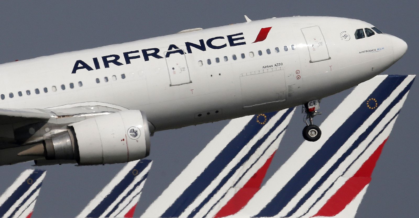 Un Air Bus A330 de Air France despegando en el aeropuerto de París Charles-de-Gaulle.