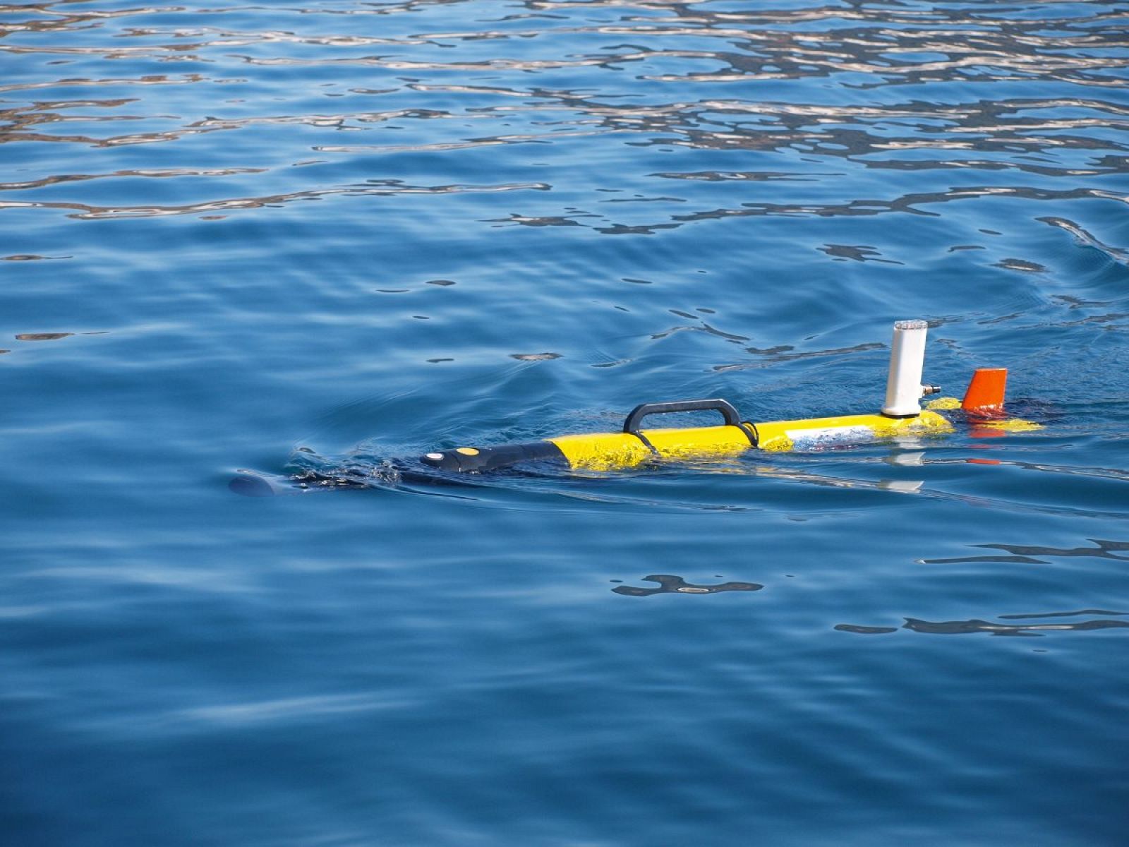 El robot submarino IVER2 AUV operando en el agua.