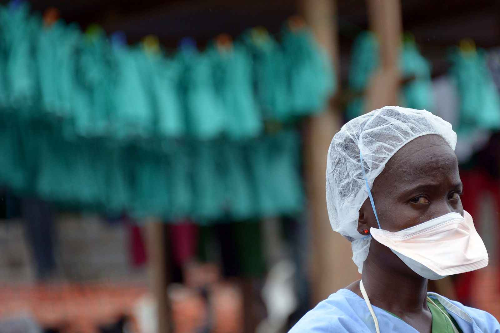Una trabajadora sanitaria en el hospital Elwa, en Monrovia, Liberia