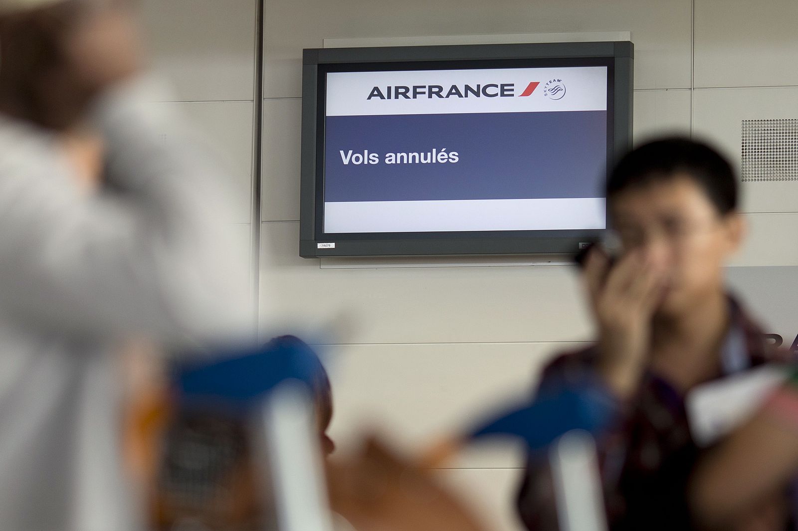 "Vuelos cancelados", se lee en una pantalla del aeropuerto parisino Charles de Gaulle