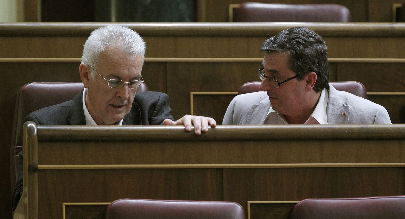 Los diputados de IU Cayo Lara y José Luis Centella conversan durante el pleno del Congreso que debatió la moción de La Izquierda Plural.