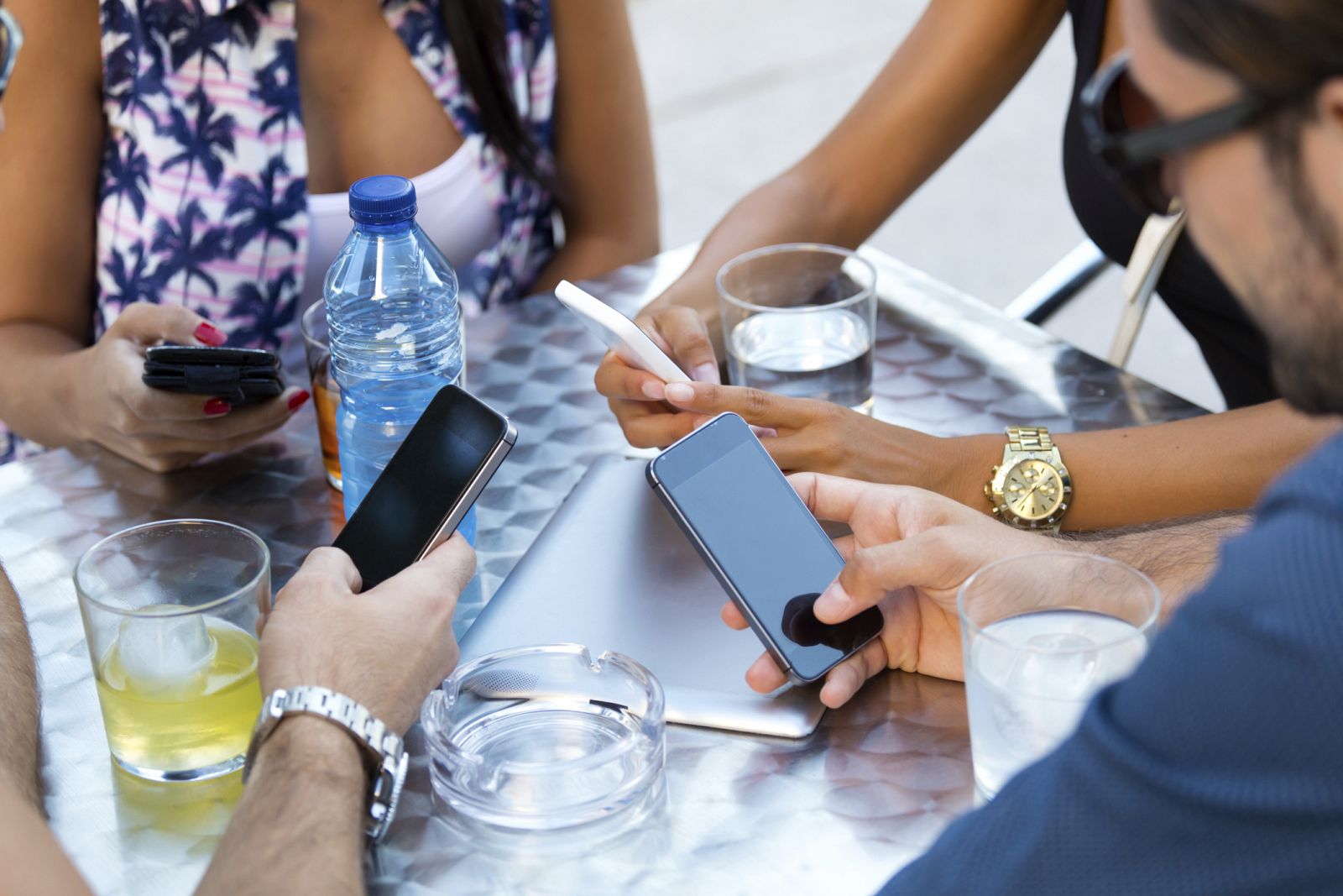 Un grupo de amigos con sus smartphones.