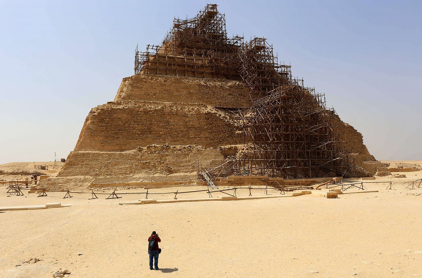 La pirámide de Zoser, en Saqqara, con los andamios del proceso de restauración.