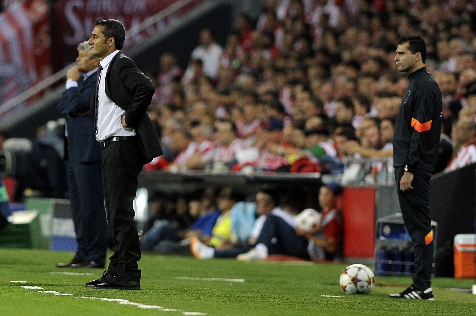 Imagen de Valverde y Lecescu durante el partido.