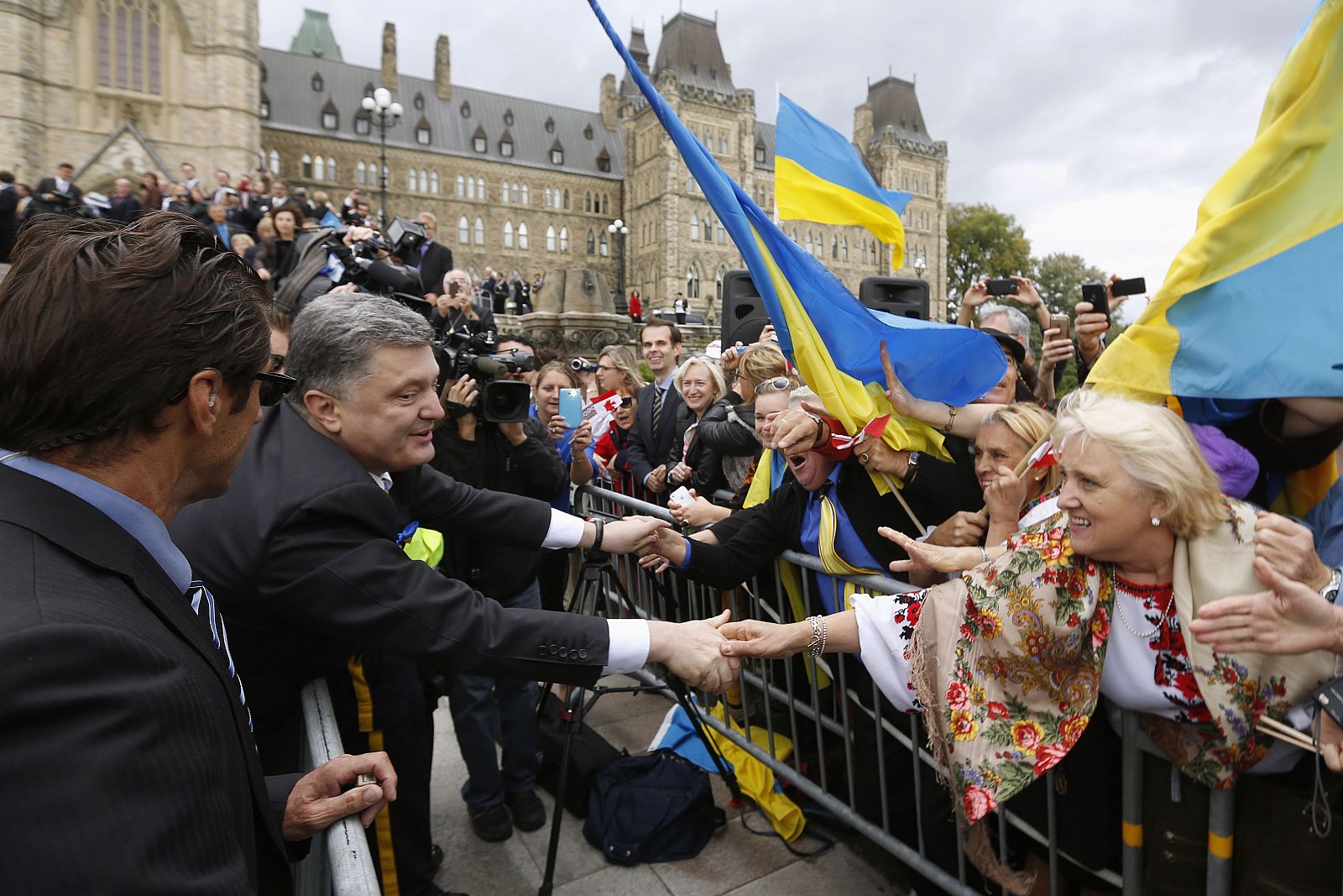 Imagen del presidente ucraniano, Petró Poroshenko, saludando a una mujer en su visita a Canadá.