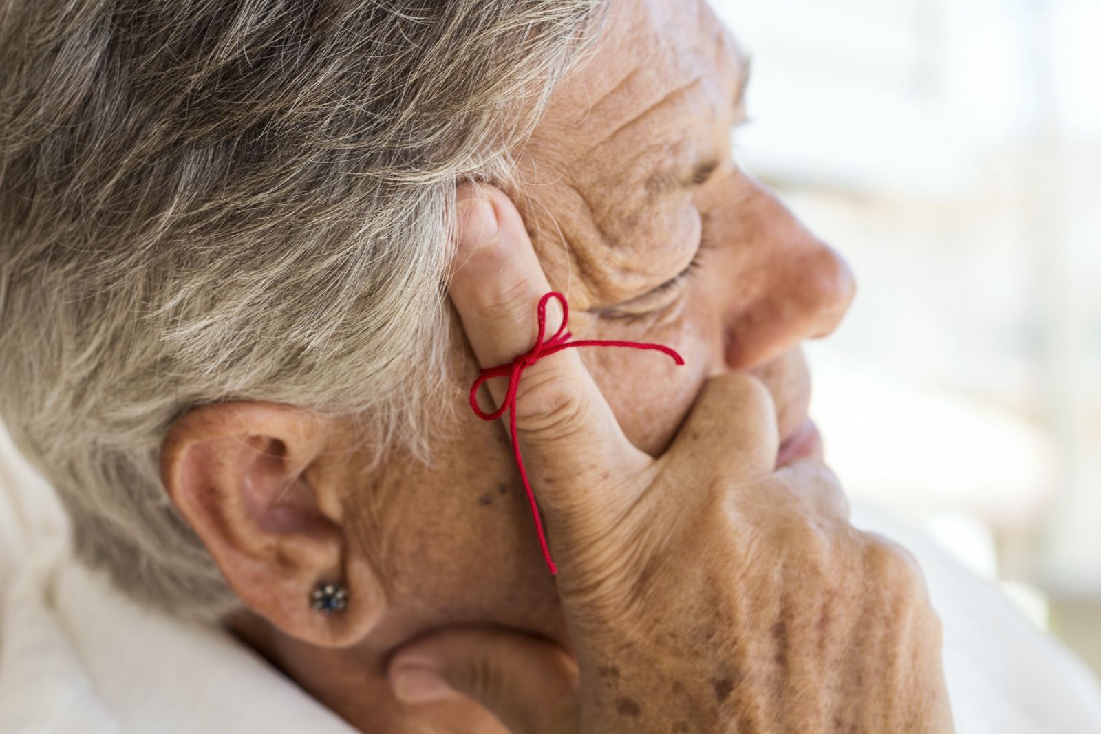 Uno de los primeros síntomas del alzhéimer es la dificultad para retener información nueva