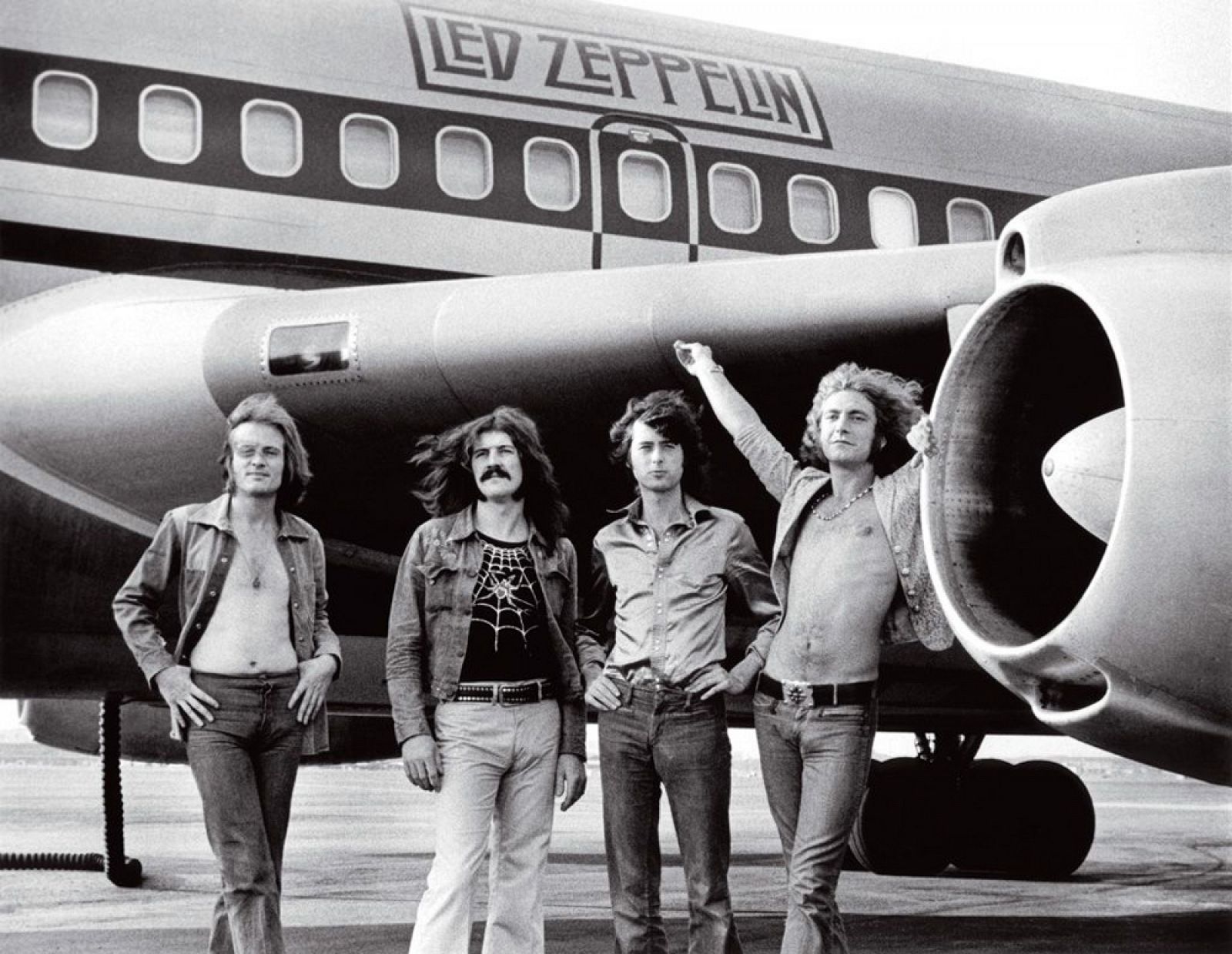 Los cuatro componentes de Led Zeppelin posan delante de su avión, el 'Starship'.