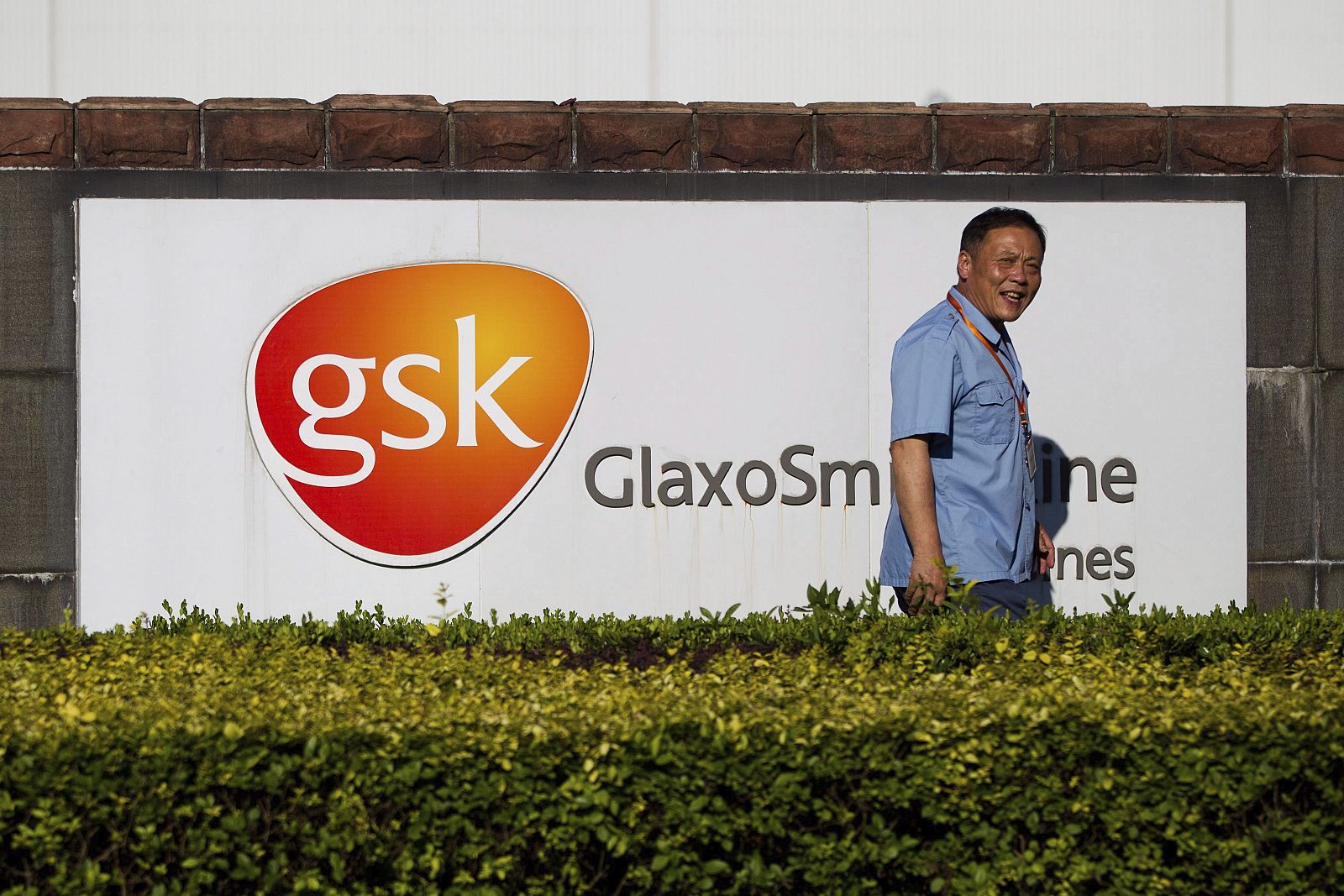 Un guardia de seguridad, en el exterior de la fábrica de GSK en la ciudad china de Shanghai