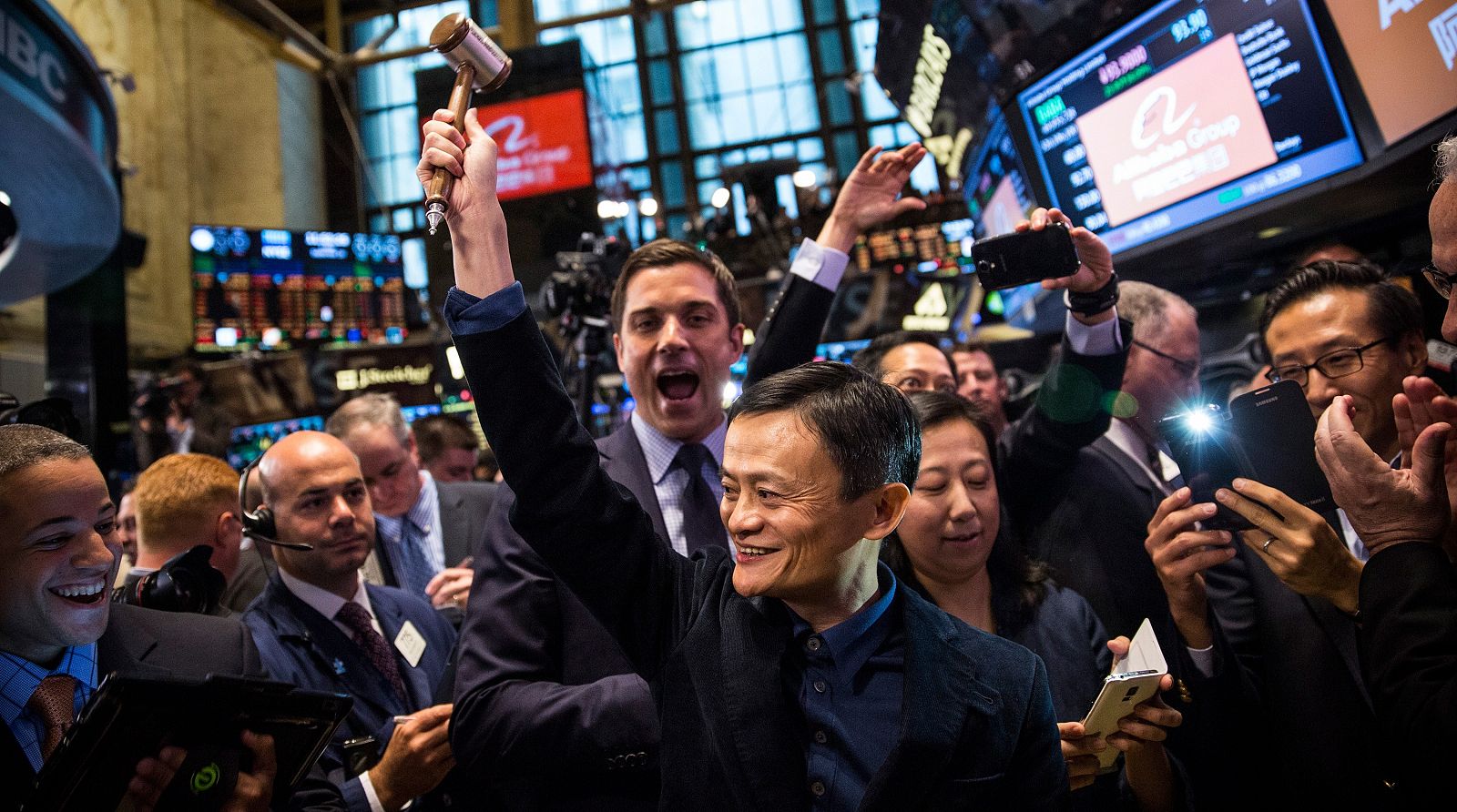 El fundador de Alibaba Jack Ma después de tocar la campana en la Bolsa de Nueva York