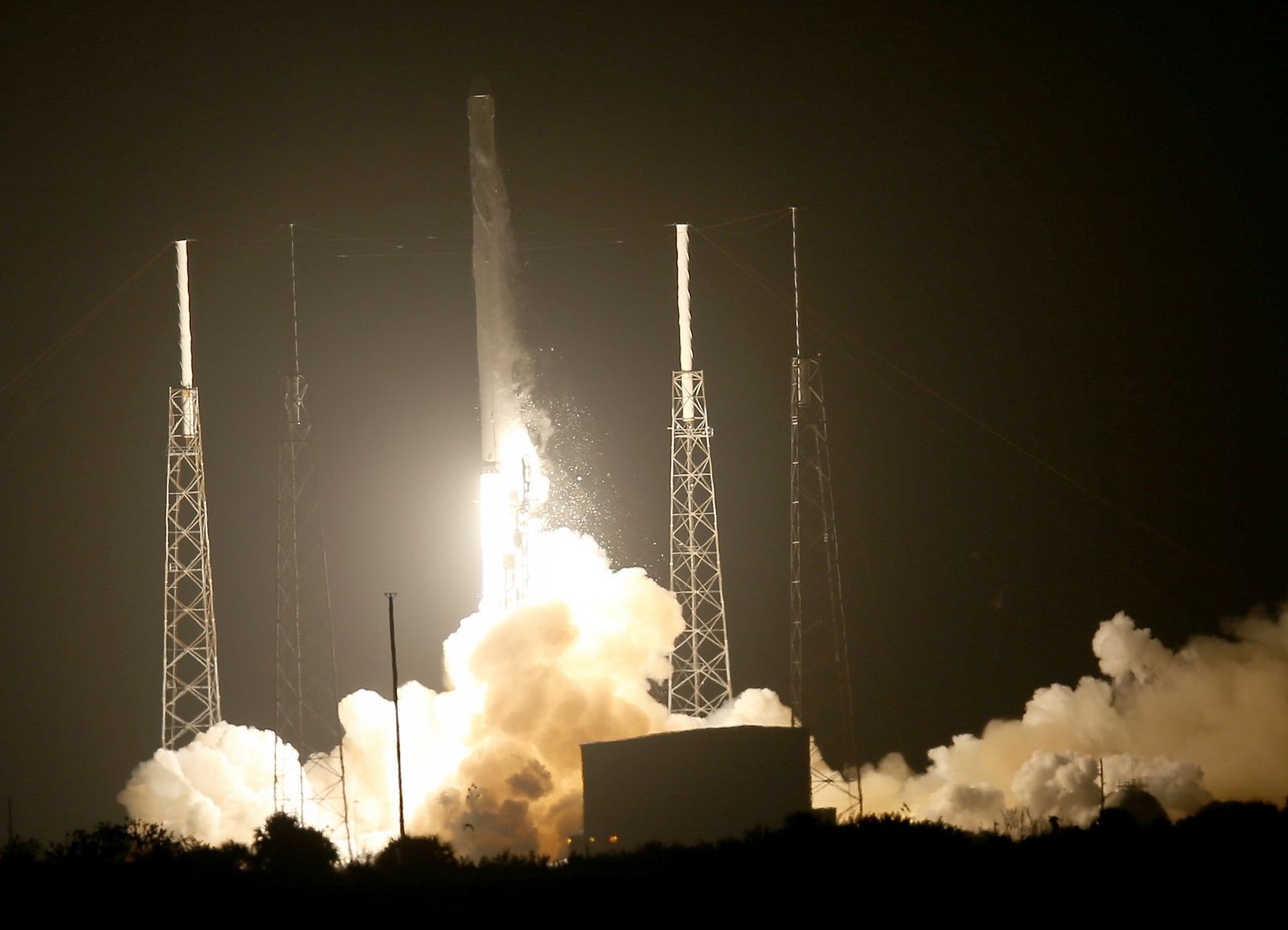 La cápsula Dragon de la empresa SpaceX ha despegado este domingo de Cabo Cañaveral (Estados Unidos).