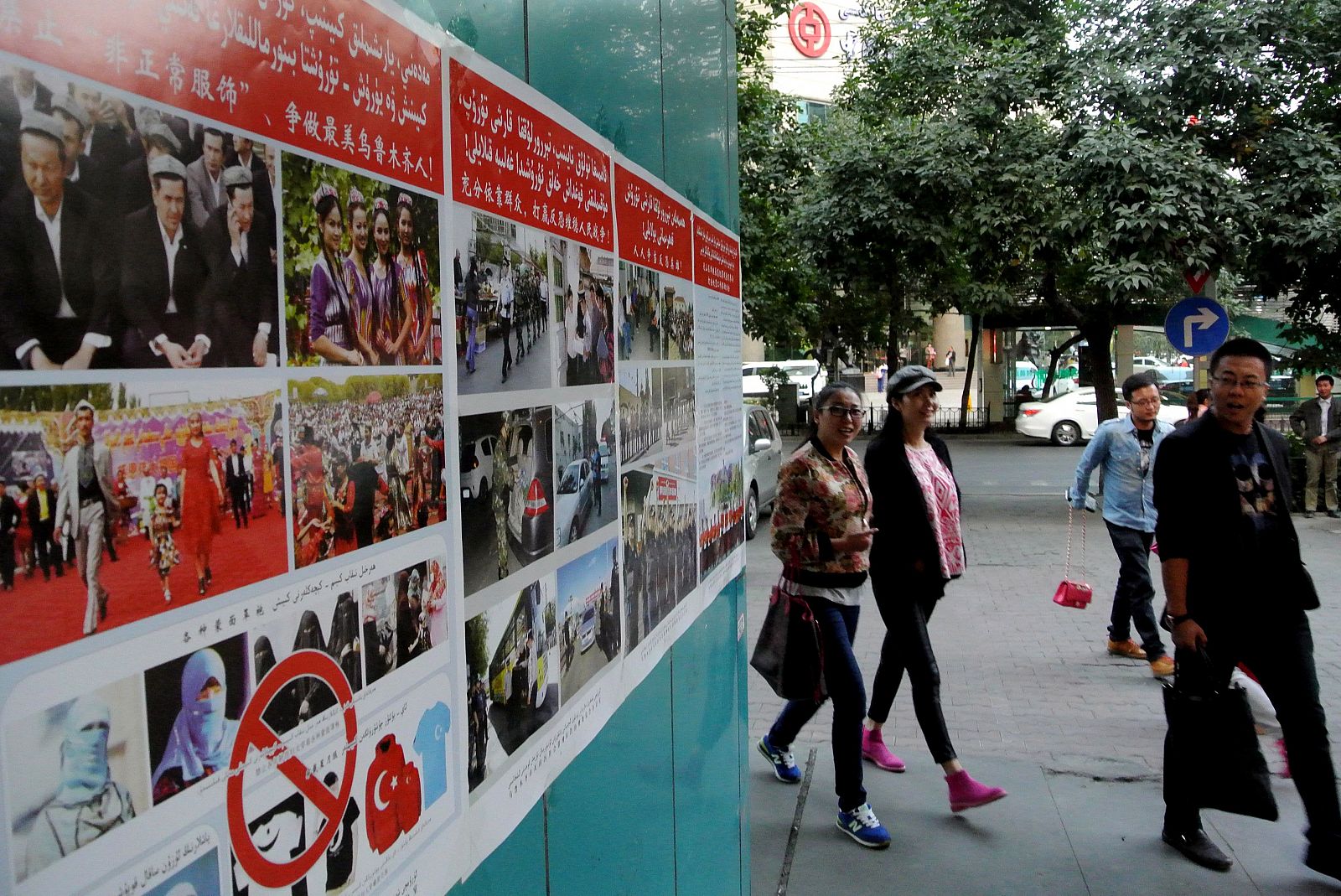 Cartel con propaganda antiterrorista en Urumqi, capital de Xinjiang, China