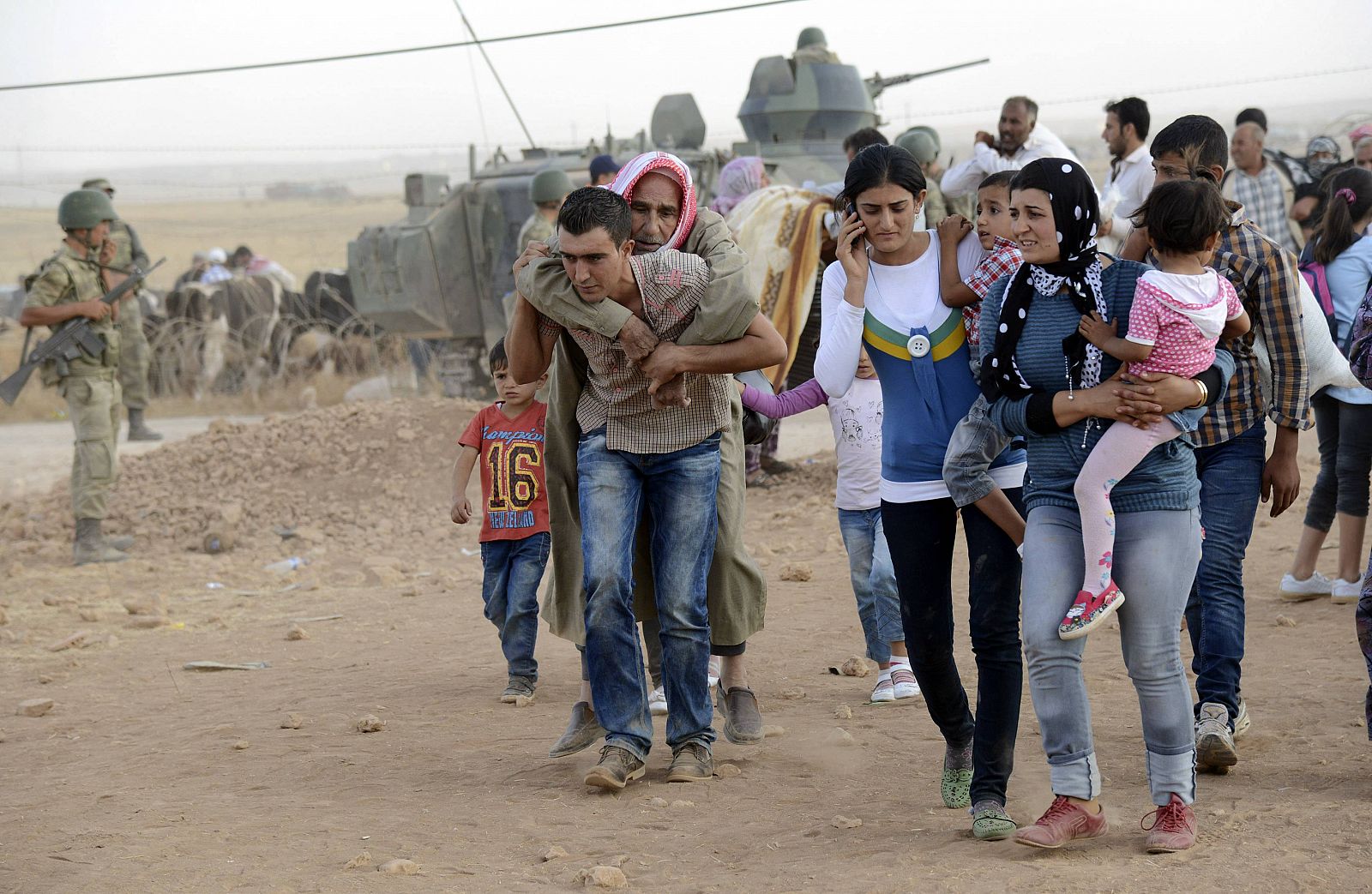 Refugiados kurdos de Siria cruzan la frontera con Turquía este pasado domingo