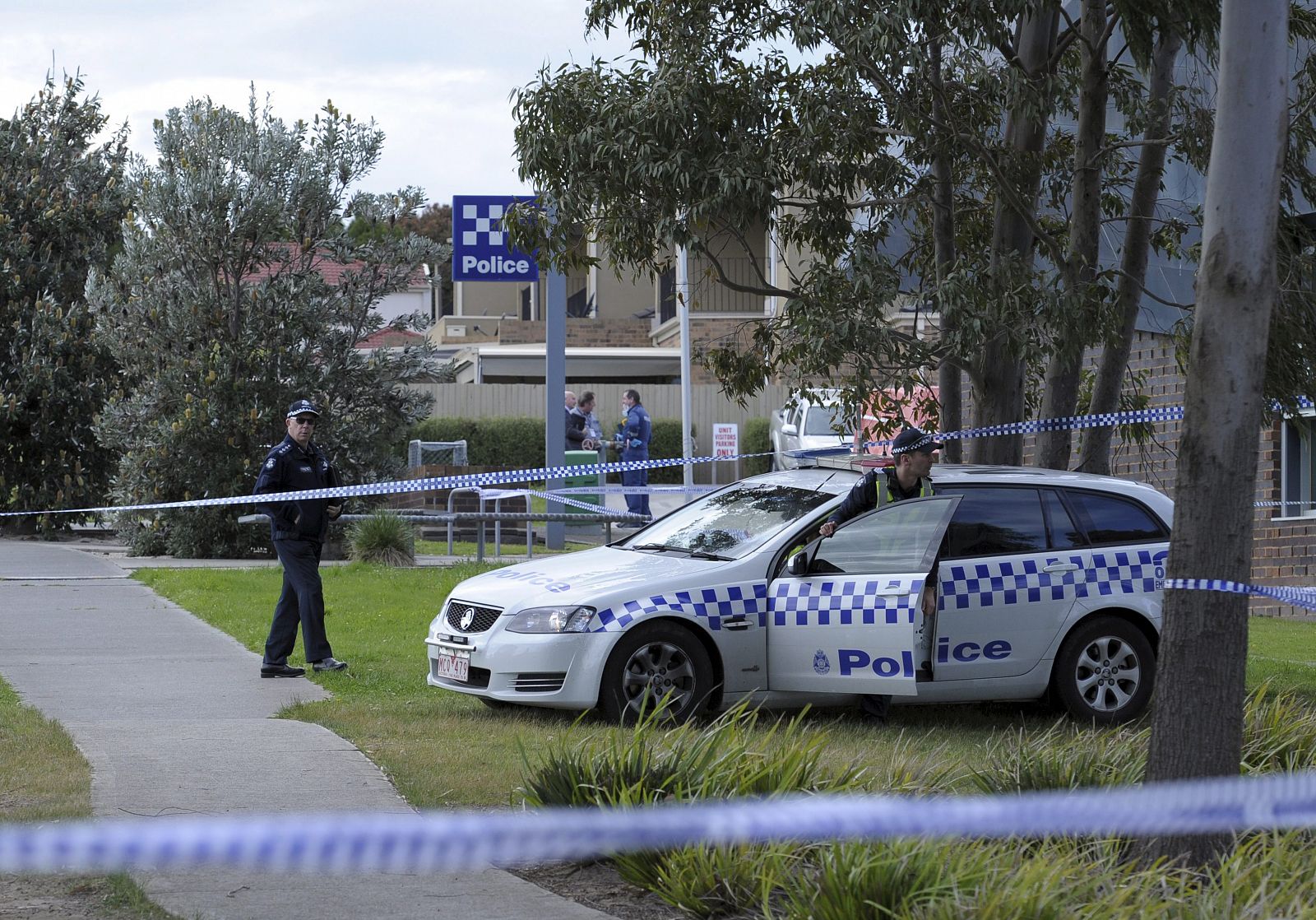 Forenses y Policía junto a la comisaría de Endevaour Hills, en Melbourne, Australia, donde los agentes han matado a un sospechoso de relación con el yihadismo
