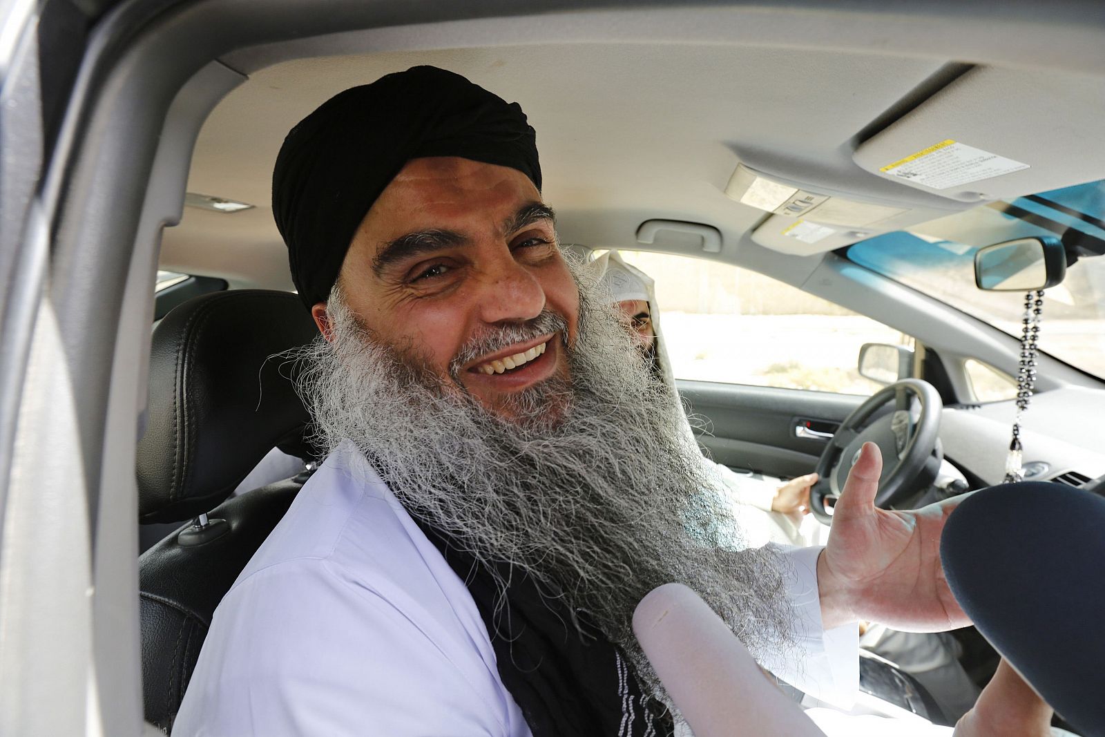 El clérigo radical Abu Qatada habla tras ser liberado de la cárcel en Jordania