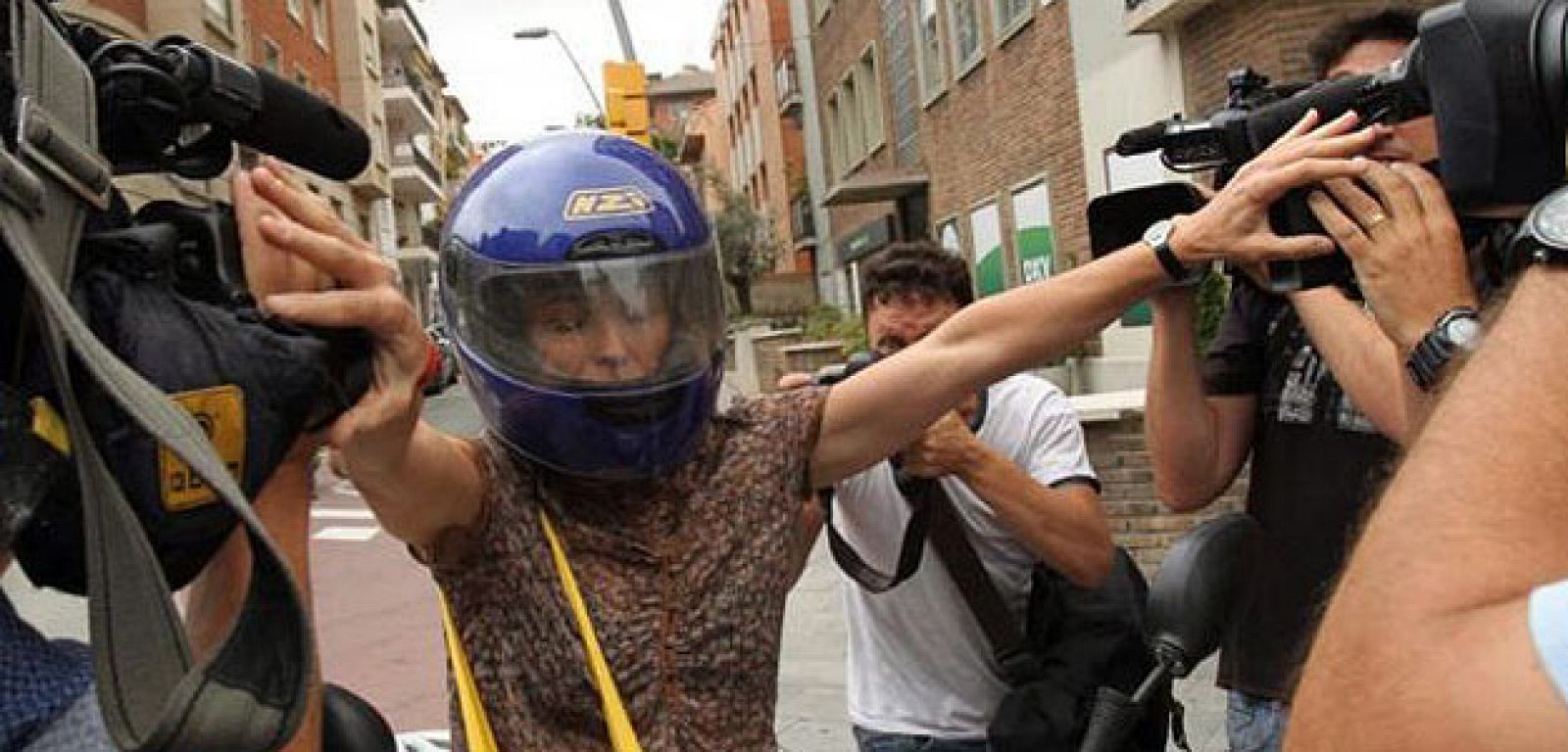 Mireia Pujol Ferrusola trata de evitar a los periodistas a la puerta de la casa de su padre, Jordi Pujol.