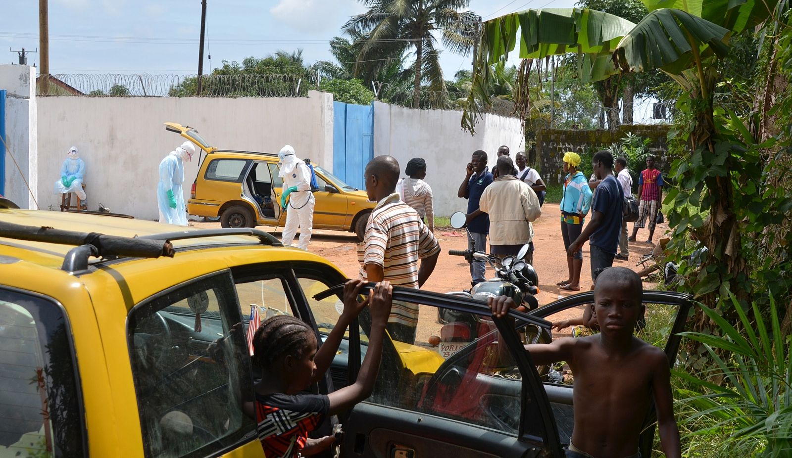 Un enfermo de ébola llega a una clínica de tratamiento en Monrovia, capital de Liberia