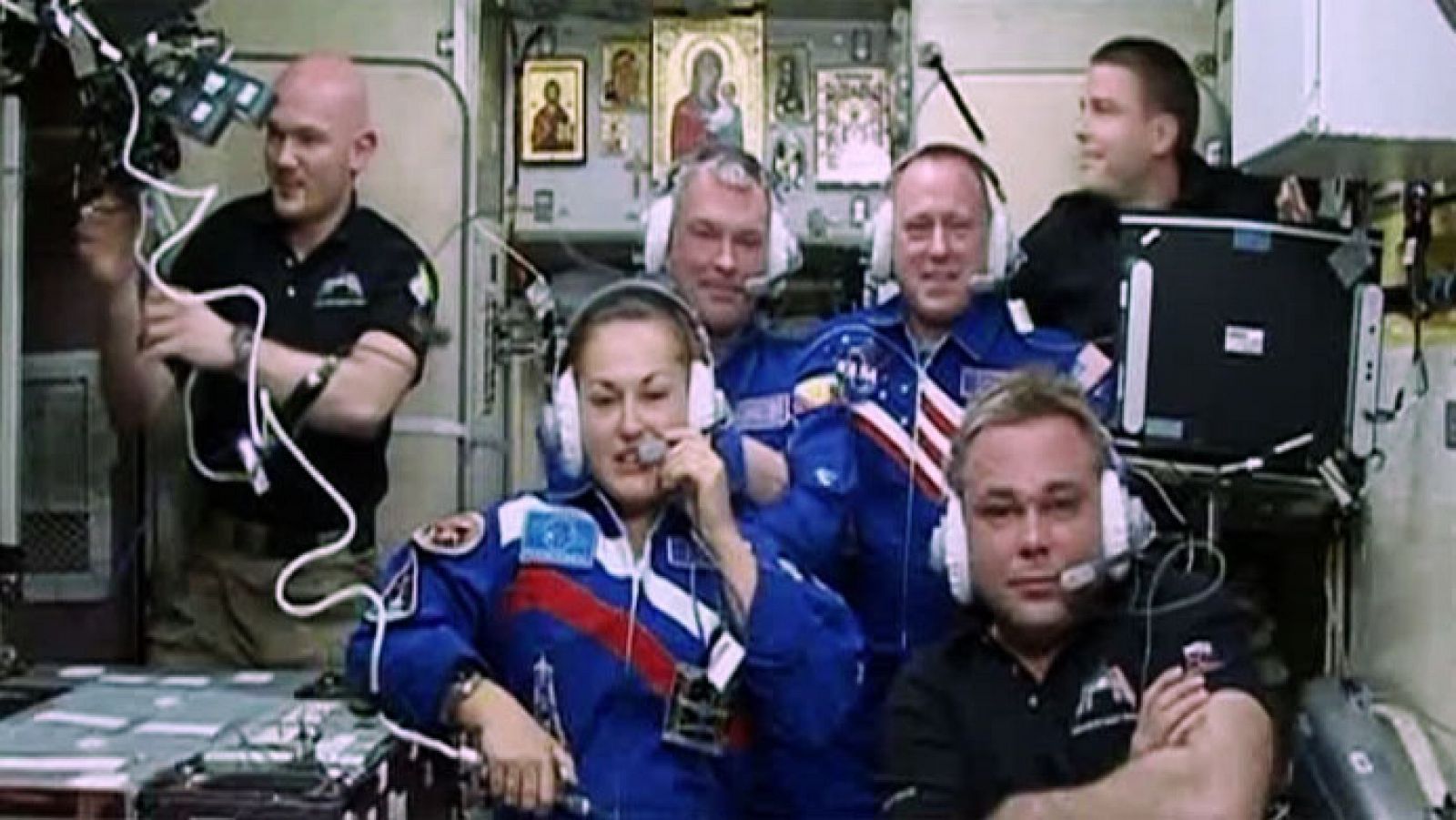 Primera conexión con la nueva tripulación de la Estación Espacial Internacional.
