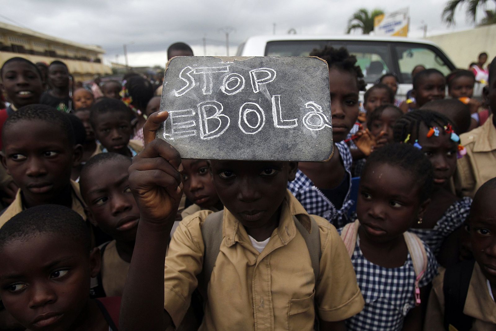 Un estudiante lleva un cartel en el que pide que pare la epidemia de ébola.