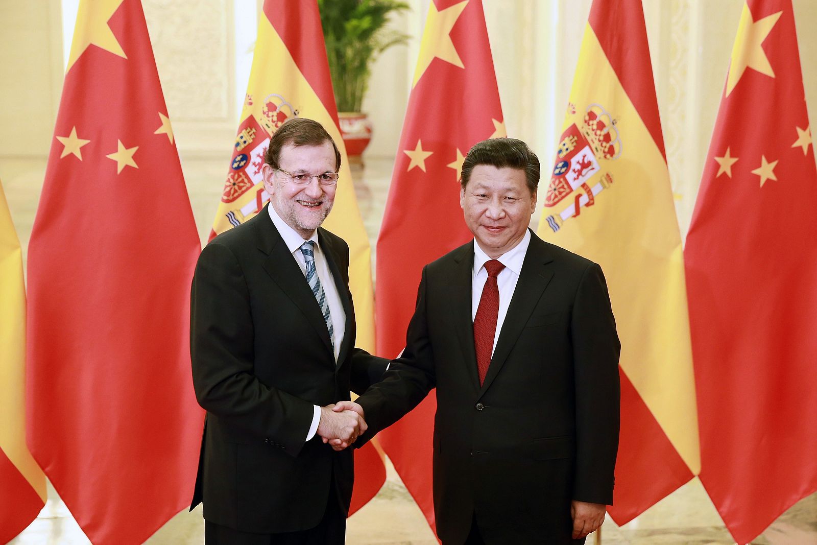Mariano Rajoy saluda al presidente chino, Xi Jinping, en su visita oficial al país asiático