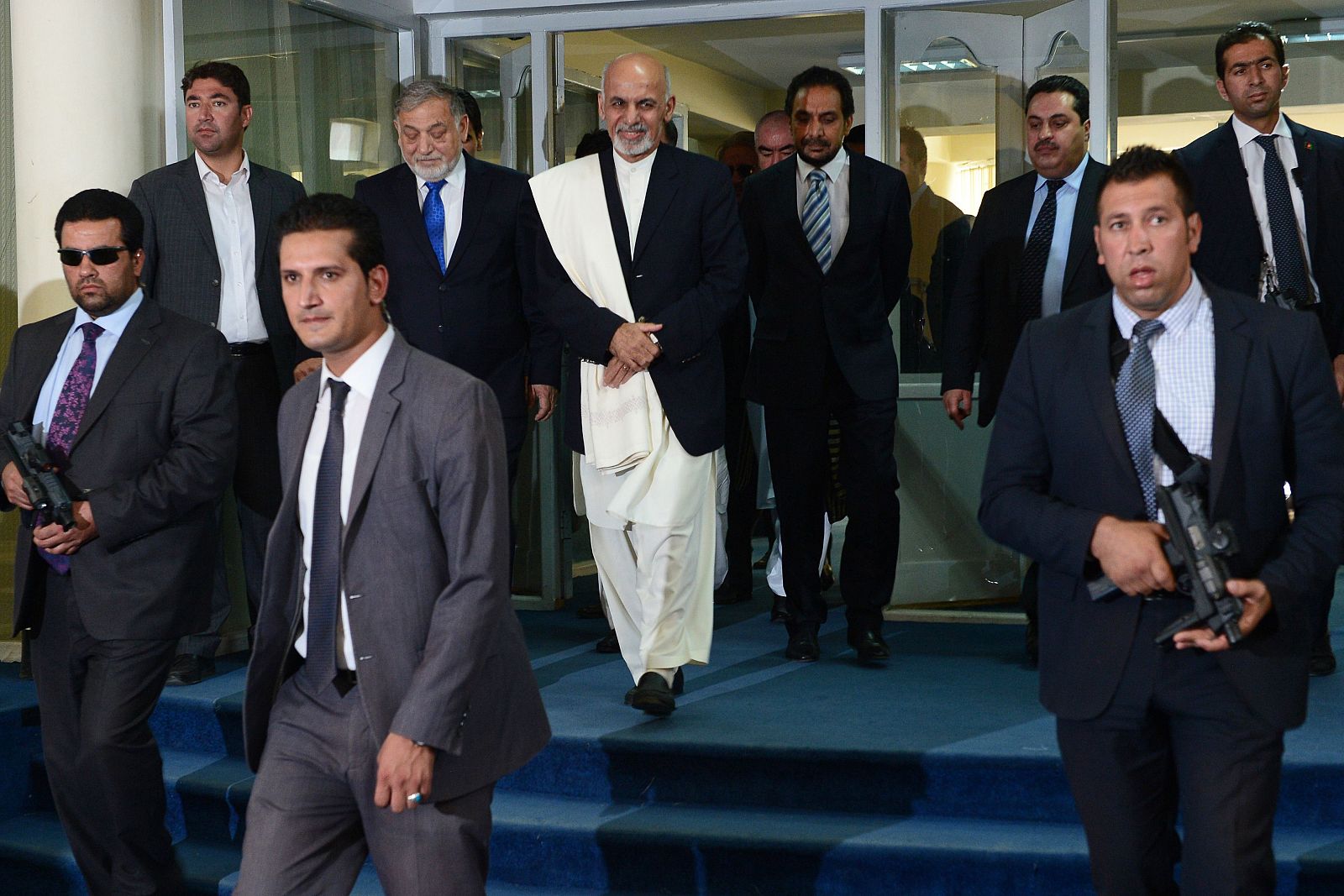 El presidente afgano, Ashraf Ghani, protegido por sus guardaespaldas en Kabul