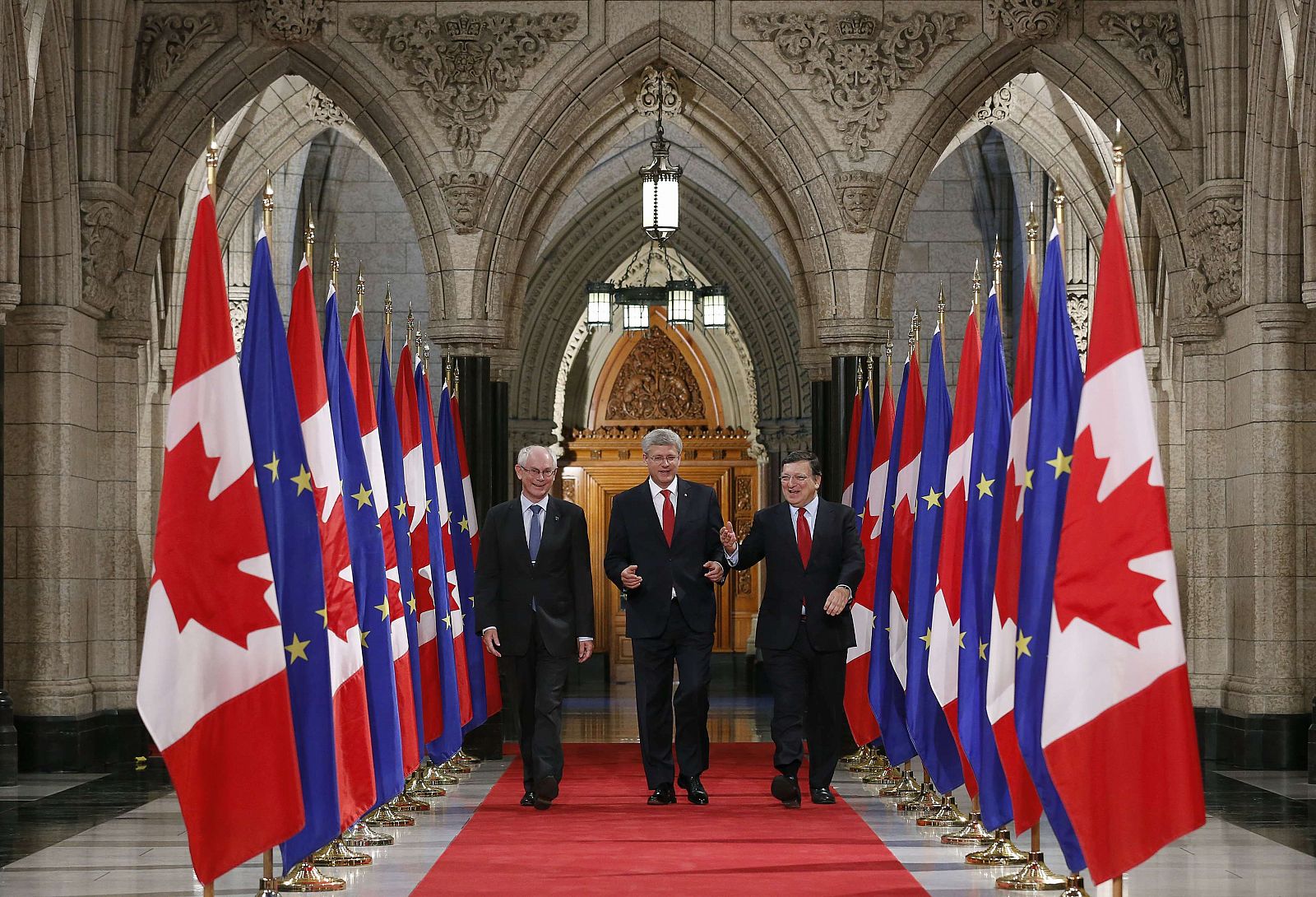El primer ministro de Canadá, Stephen Harper, con el presidente del Consejo Europeo, Herman Van Rompuy, y el presidente de la Comisión Europea, Jose Manuel Barroso