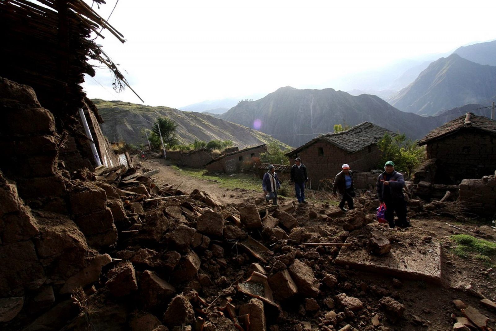 Fotografía cedida por la Agencia Andina que muestra algunas viviendas afectadas por el terremoto.