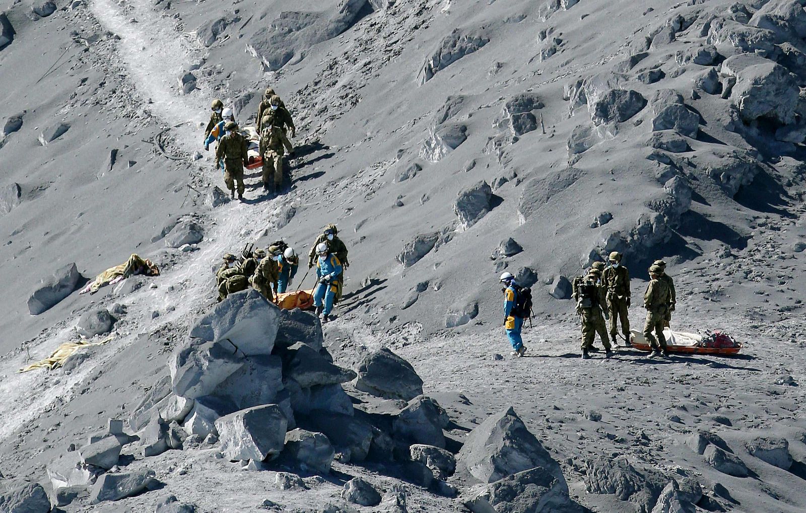 Miembros de las Fuerzas de Autodefensa (Ejército) de Japón rescatan los cuerpos de senderistas atrapados en la erupción del monte Ontake