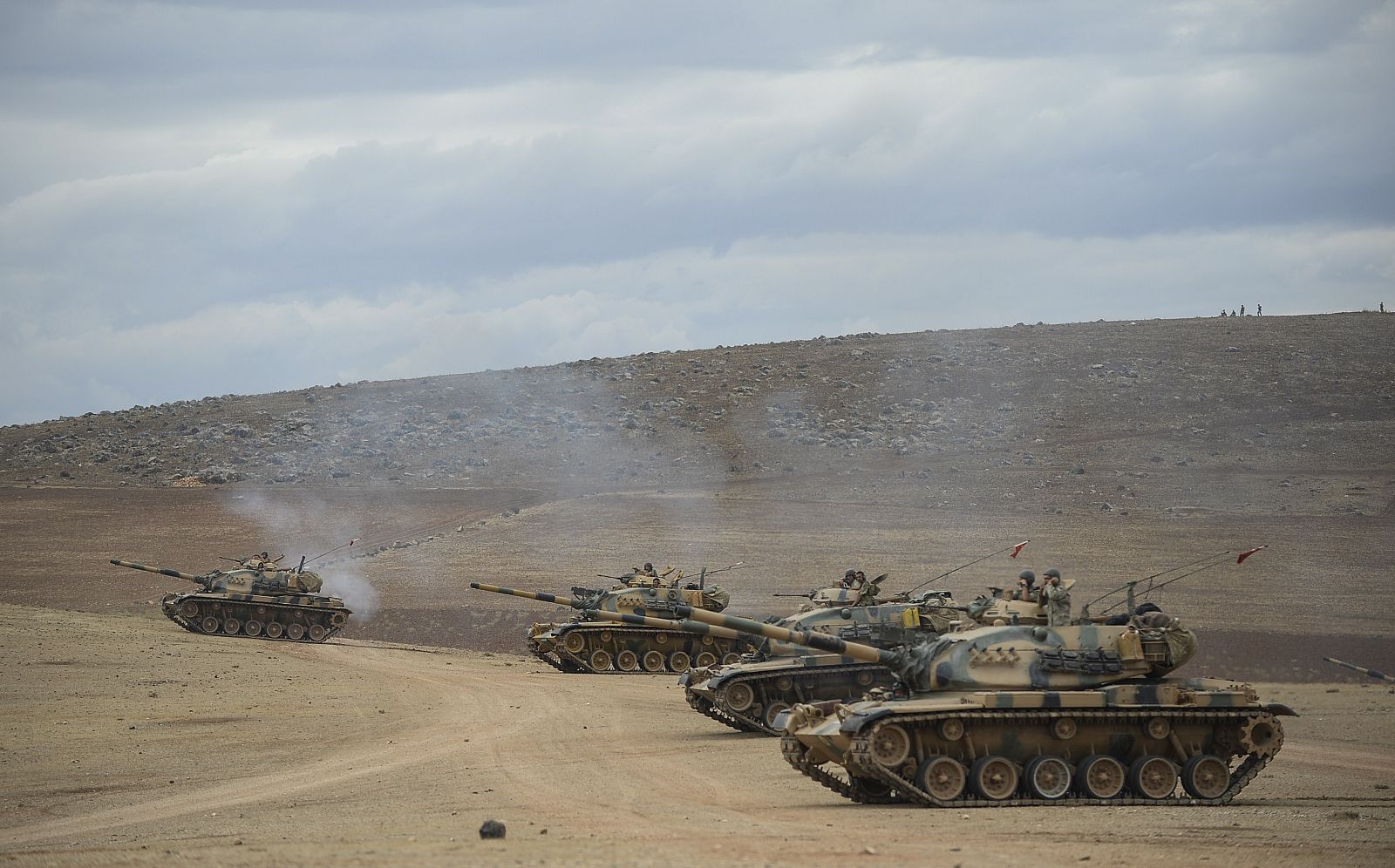 Tanques turcos toman posiciones en la frontera con Siria ante los recientes avances del Estado Islámico